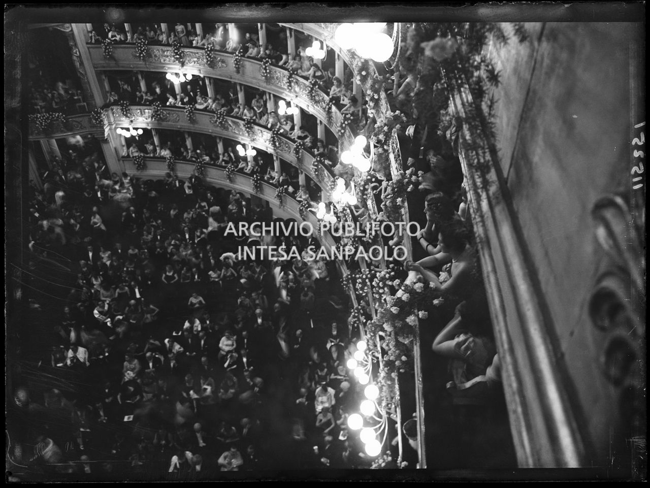 Scorcio dall'alto dei palchi e della platea del Teatro alla Scala la sera dell'inaugurazione della stagione lirica 1951-1952 con l'opera "I vespri siciliani" di Giuseppe Verdi, diretta da Victor de Sabata, con la regia di Herbert Graf