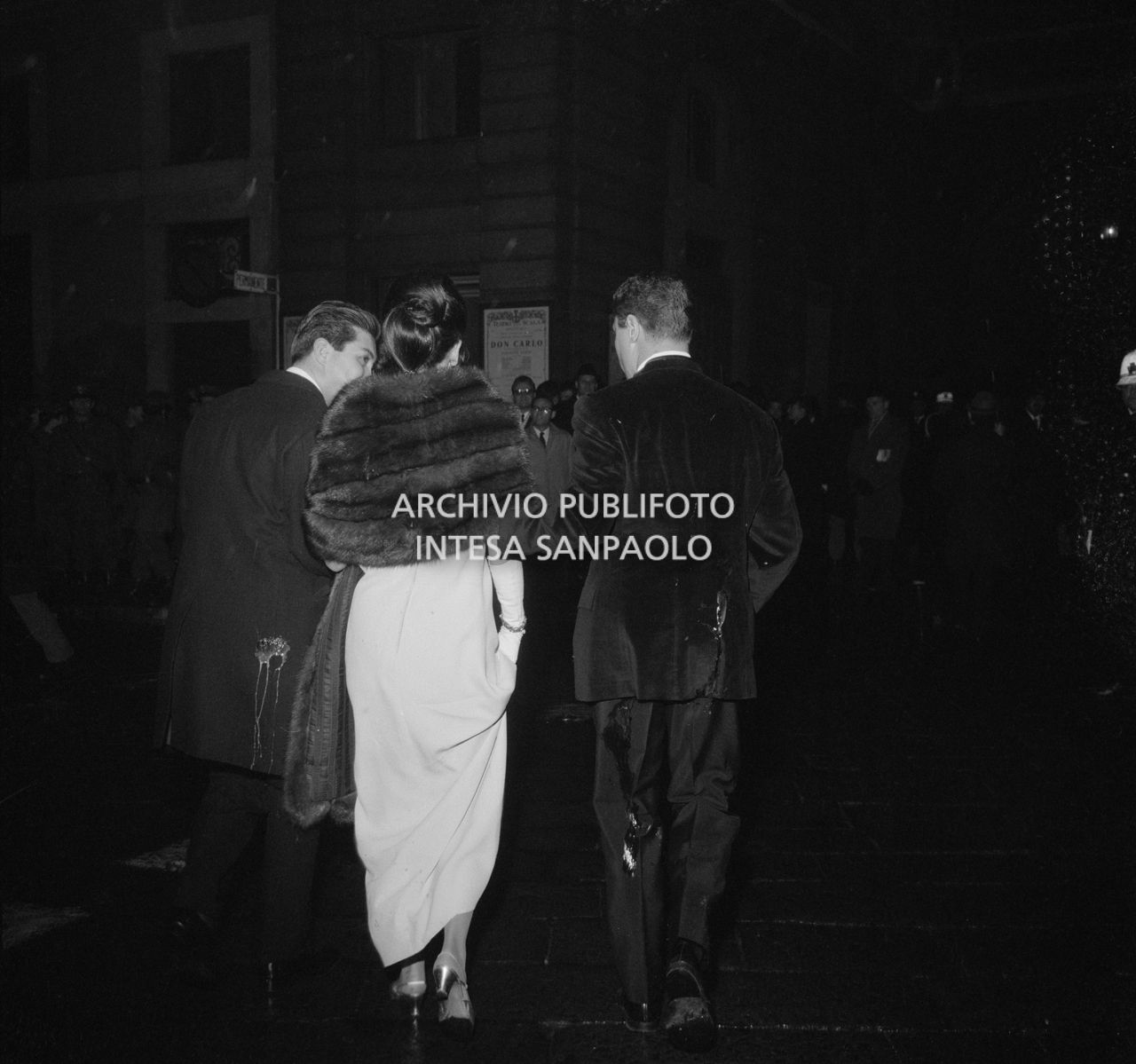 Spettatori in abito da sera, imbrattato di uova lanciate dai contestatori del Movimento studentesco, fuori dal Teatro alla Scala la sera dell'inaugurazione della stagione lirica 1968-1969