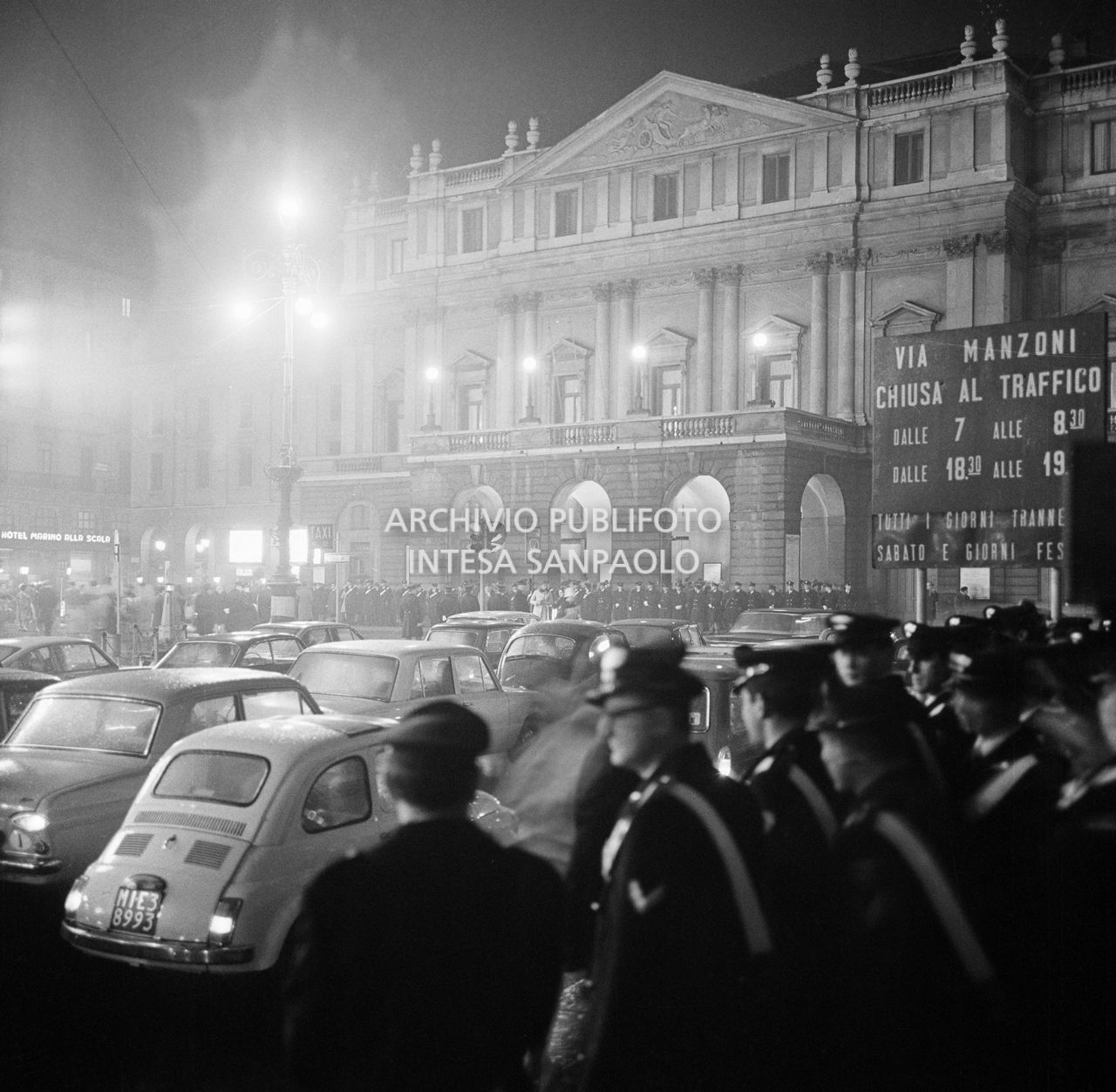 Imponente spiegamento di forze dell'ordine presidia il Teatro alla Scala la sera dell'inaugurazione della stagione lirica 1968-1969