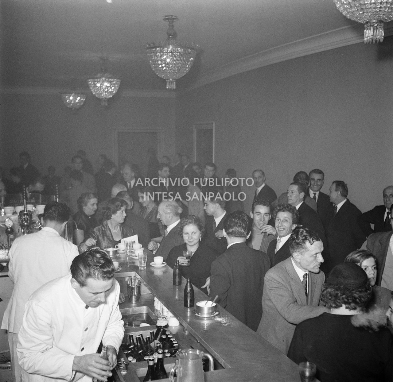 Loggionisti al bar in un intervallo dell'opera  "La Wally", di Alfredo Catalani, diretta da Carlo Maria Giulini, con la regia di Tatiana Pavlova, con la quale si inaugura la stagione lirica 1953-1954 del Teatro alla Scala