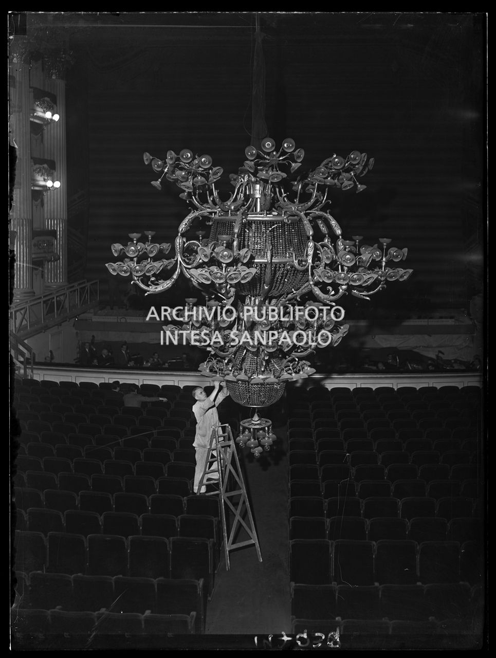 Pulizia del lampadario del Teatro alla Scala in vista dell'inaugurazione della stagione lirica 1952-1953