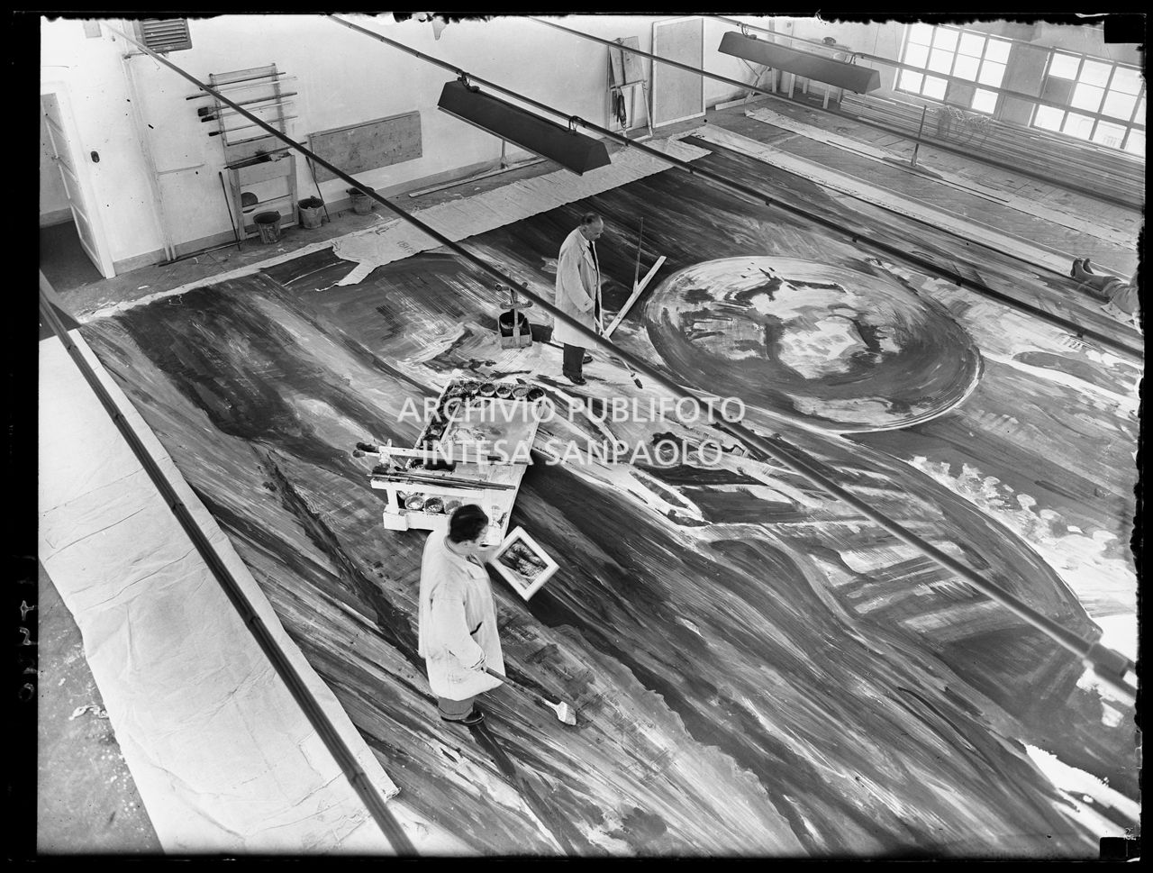 Scenografi, nell'atelier del Teatro alla Scala, al lavoro su un fondale per la rappresentazione inaugurale della stagione lirica 1952-1953