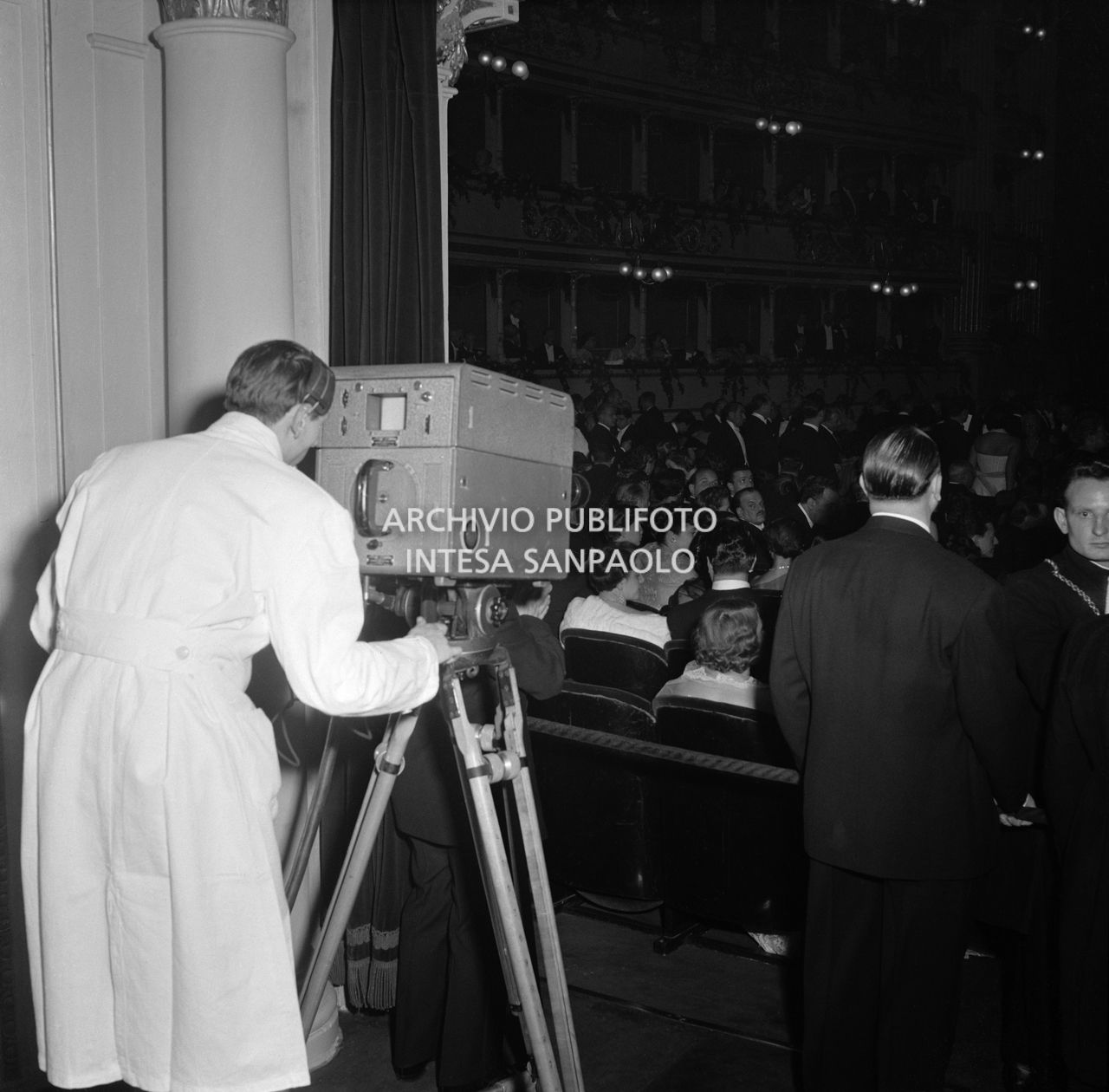 Operatore televisivo riprende l'opera "Macbeth", di Giuseppe Verdi, diretta da Victor de Sabata, con la regia di Carl Ebert, in apertura della stagione lirica 1952-1953 del Teatro alla Scala