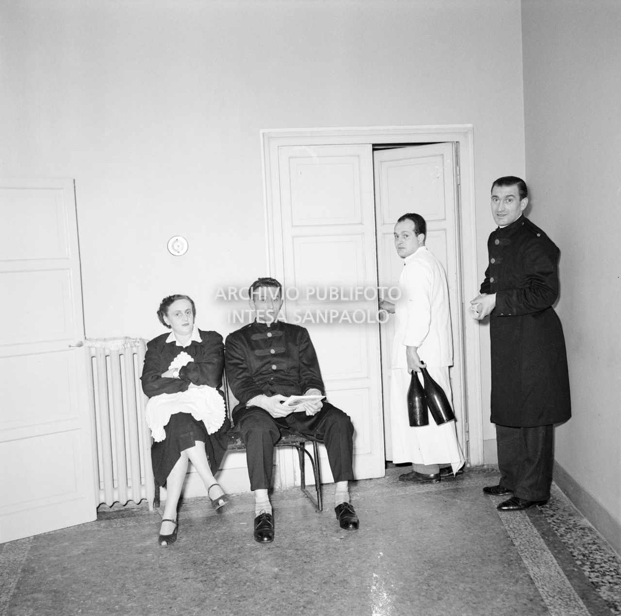 Addetti alle gallerie in un momento di pausa durante la serata inaugurale della stagione lirica 1953-1954 con l'opera "La Wally", di Alfredo Catalani, diretta da Carlo Maria Giulini, con la regia di Tatiana Pavlova