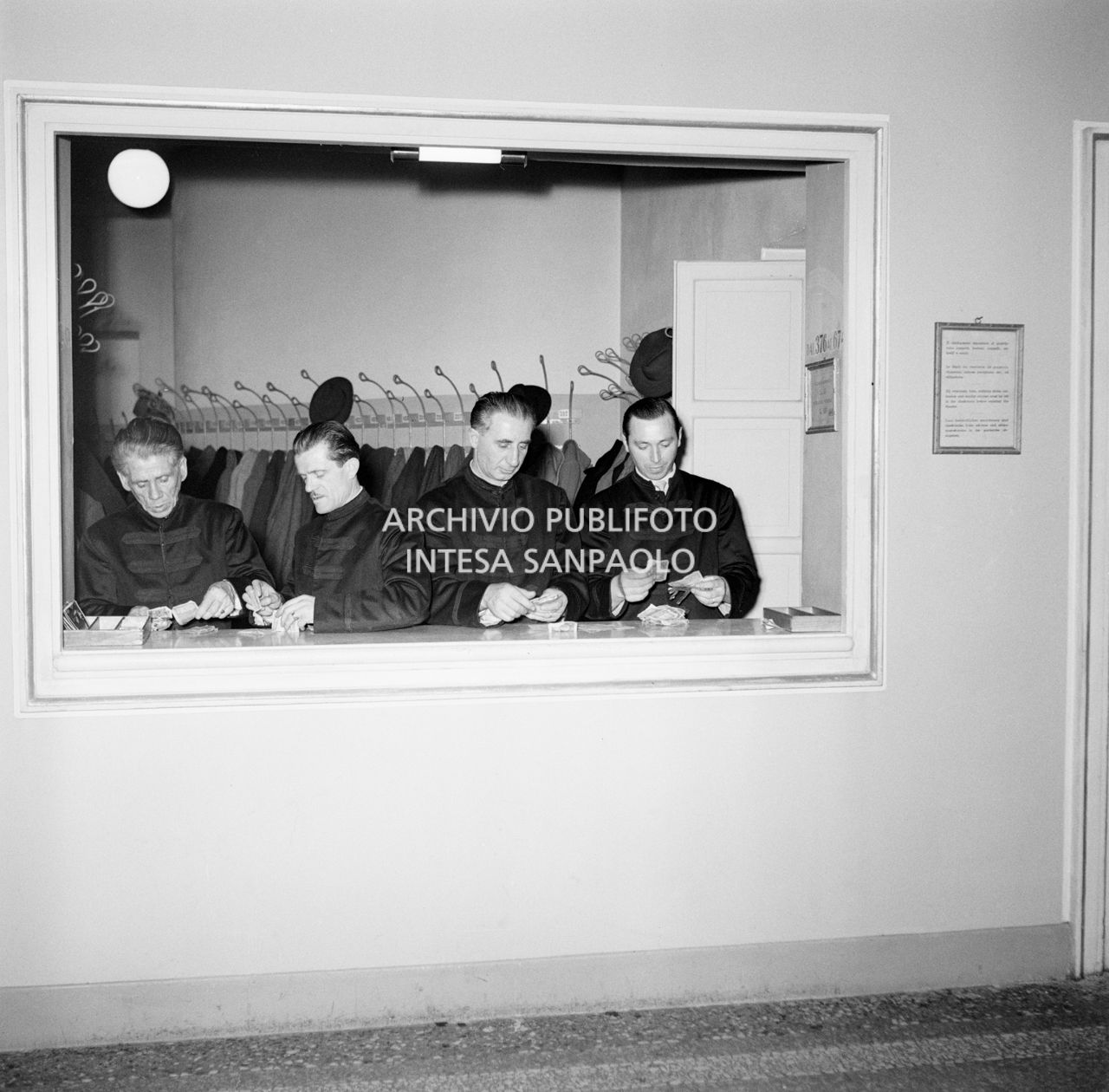 Addetti al guardaroba del loggione contano il danaro la sera dell'inaugurazione della stagione lirica 1953-1954 con l'opera "La Wally", di Alfredo Catalani, diretta da Carlo Maria Giulini, con la regia di Tatiana Pavlova