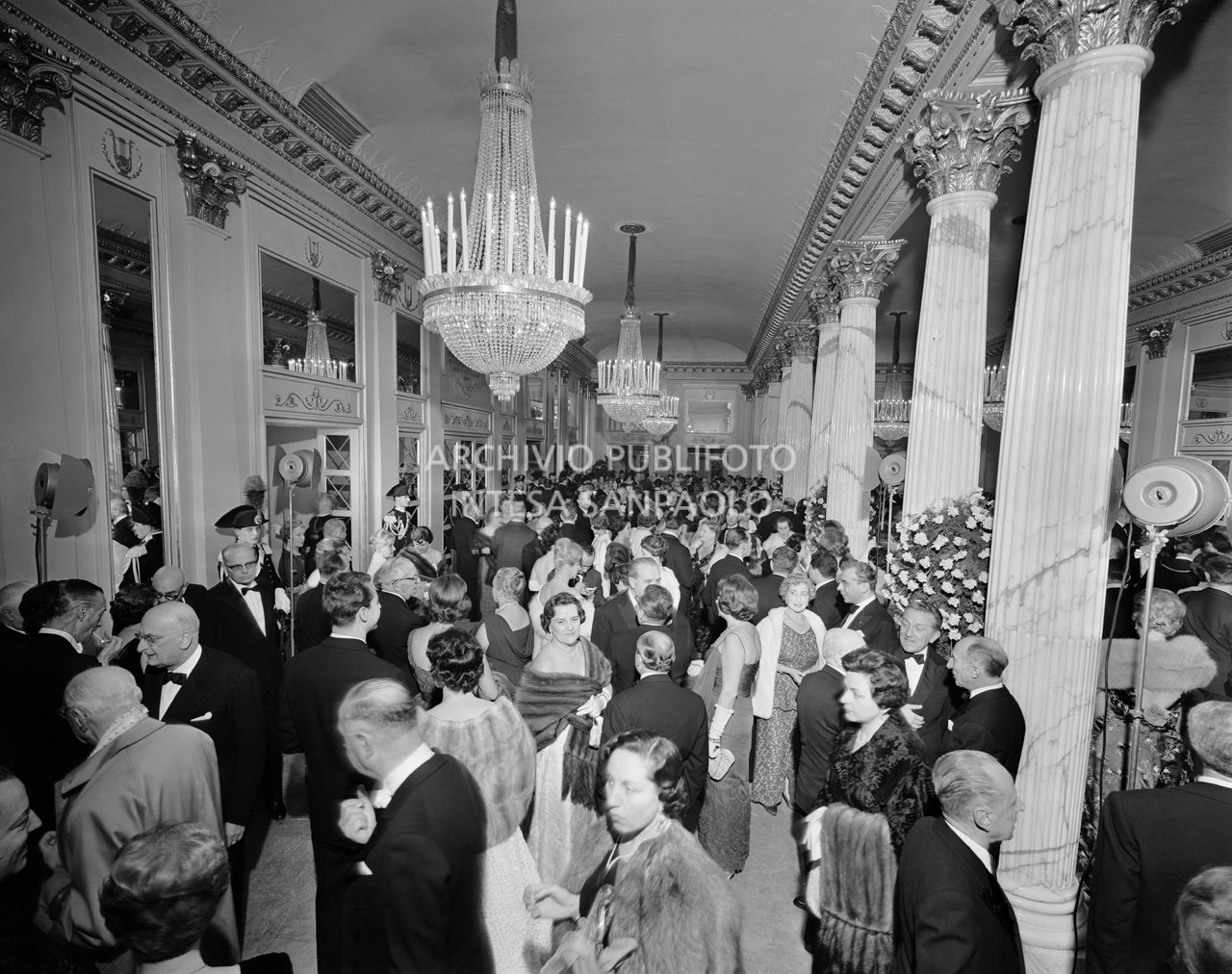 Pubblico nel foyer del Teatro alla Scala in occasione della serata inaugurale della stagione lirica 1959-1960 con l'opera "Otello" di Giuseppe Verdi, diretta da Antonino Votto, con la regia di Margherita Wallmann