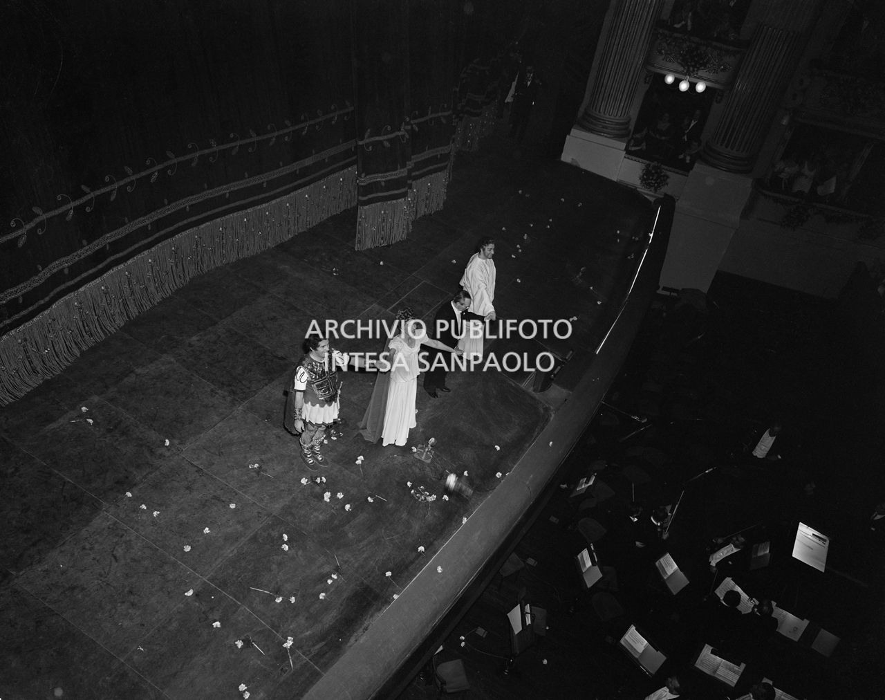 I cantanti e il direttore d'orchestra Antonino Votto, sul palcoscenico del Teatro alla Scala, alla fine della rappresentazione dell'opera "Poliuto" di Gaetano Donizetti, con la quale si è inaugurata la stagione lirica 1960-1961