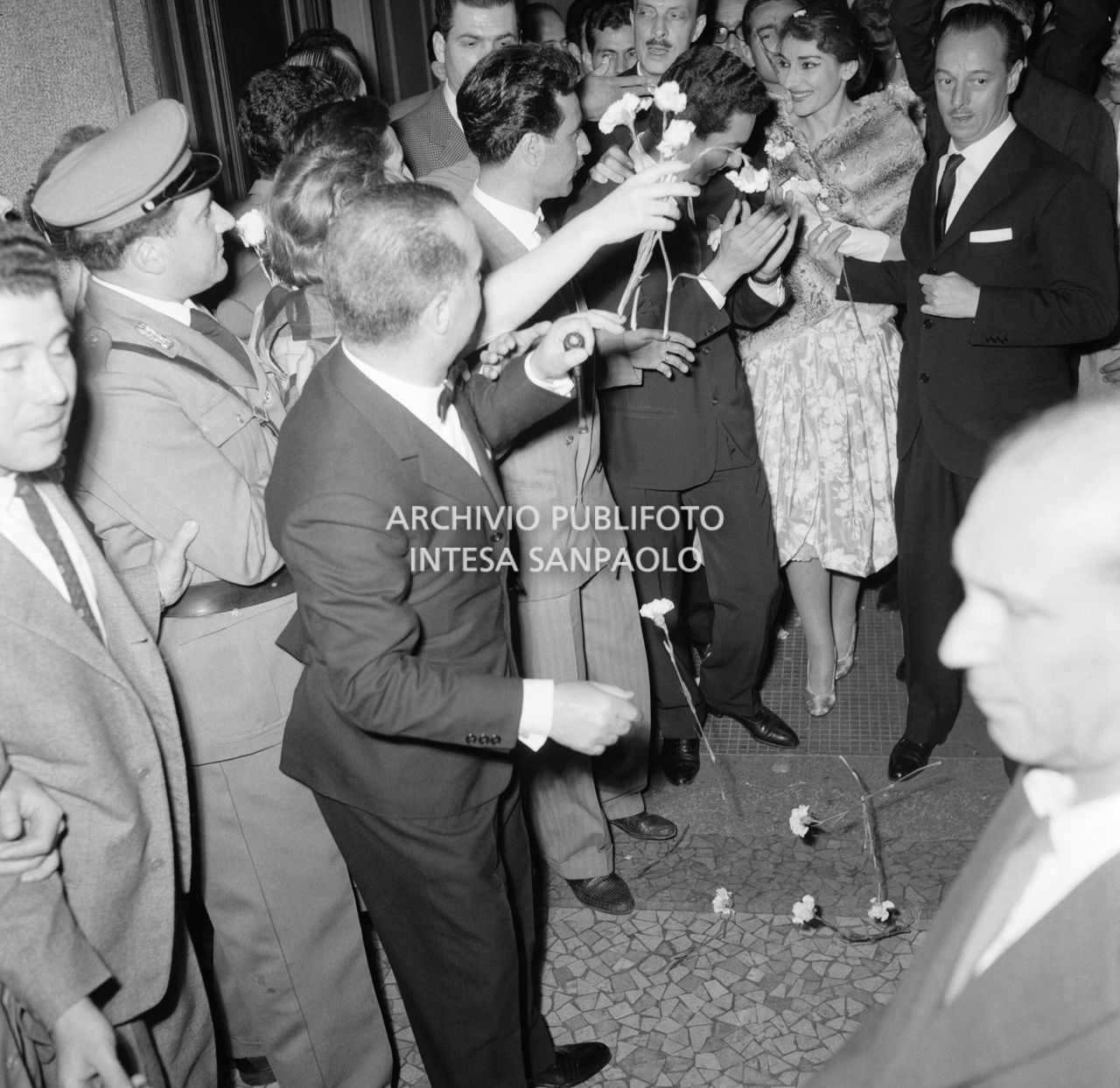 Maria Callas uscita dal Teatro alla Scala, dopo aver interpretato l'opera "Il pirata" di Vincenzo Bellini, si fa strada tra gli ammiratori