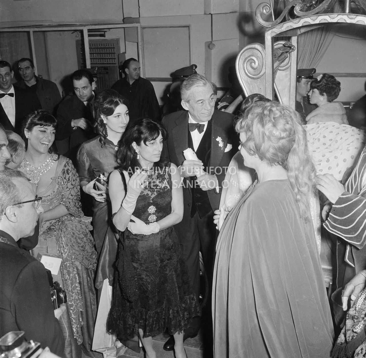 John Huston e Anna Magnani, tra gli altri, dietro le quinte dell'opera "Le miniere di zolfo" di Richard Rodney Bennett, diretta da Nino Sanzogno, di cui il regista americano ha curato la messa in scena