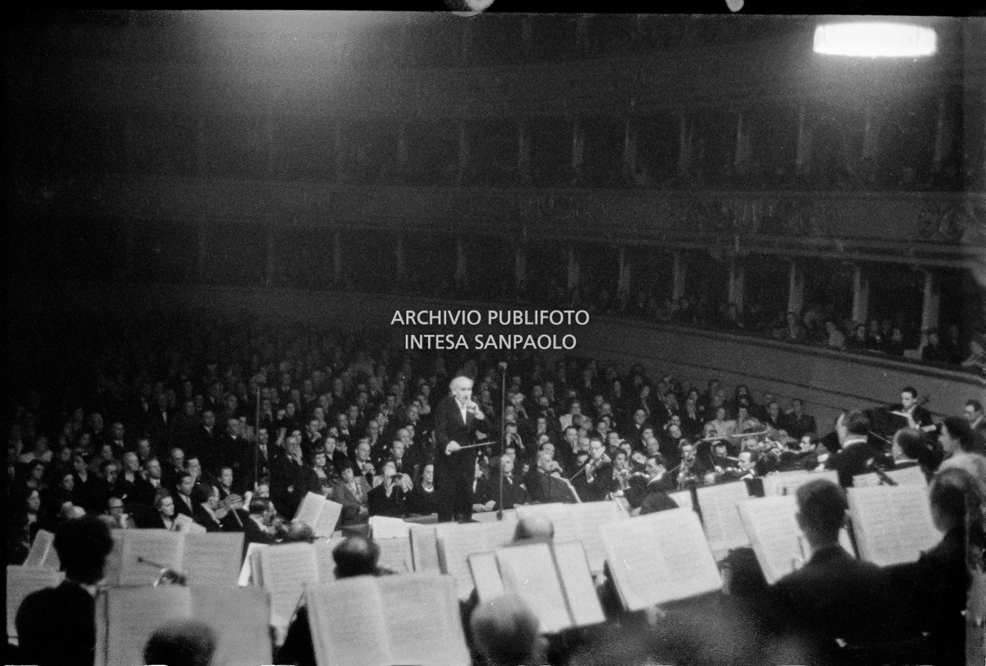 Arturo Toscanini dirige il concerto di riapertura del Teatro alla Scala ricostruito dopo la guerra