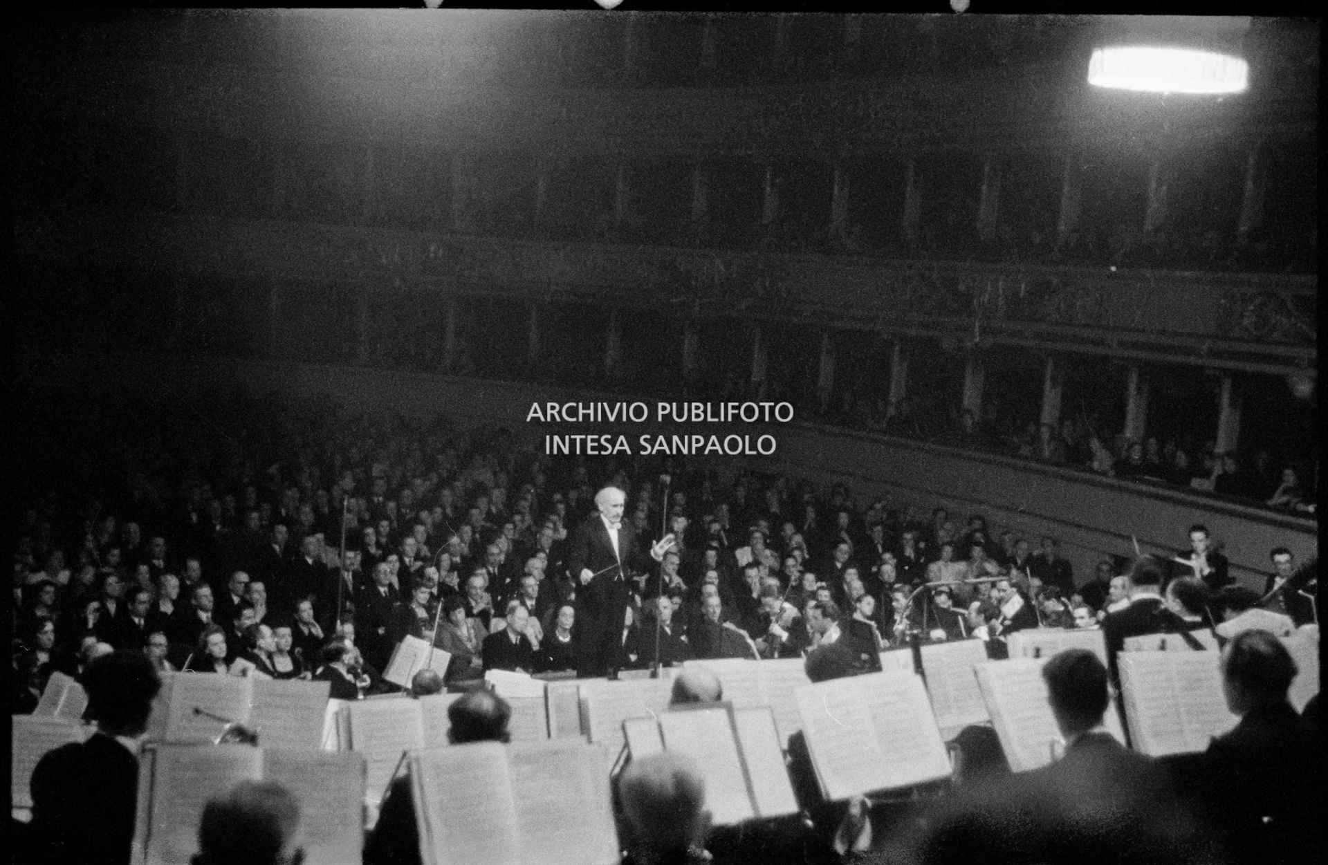 Arturo Toscanini dirige il concerto di riapertura del Teatro alla Scala ricostruito dopo la guerra