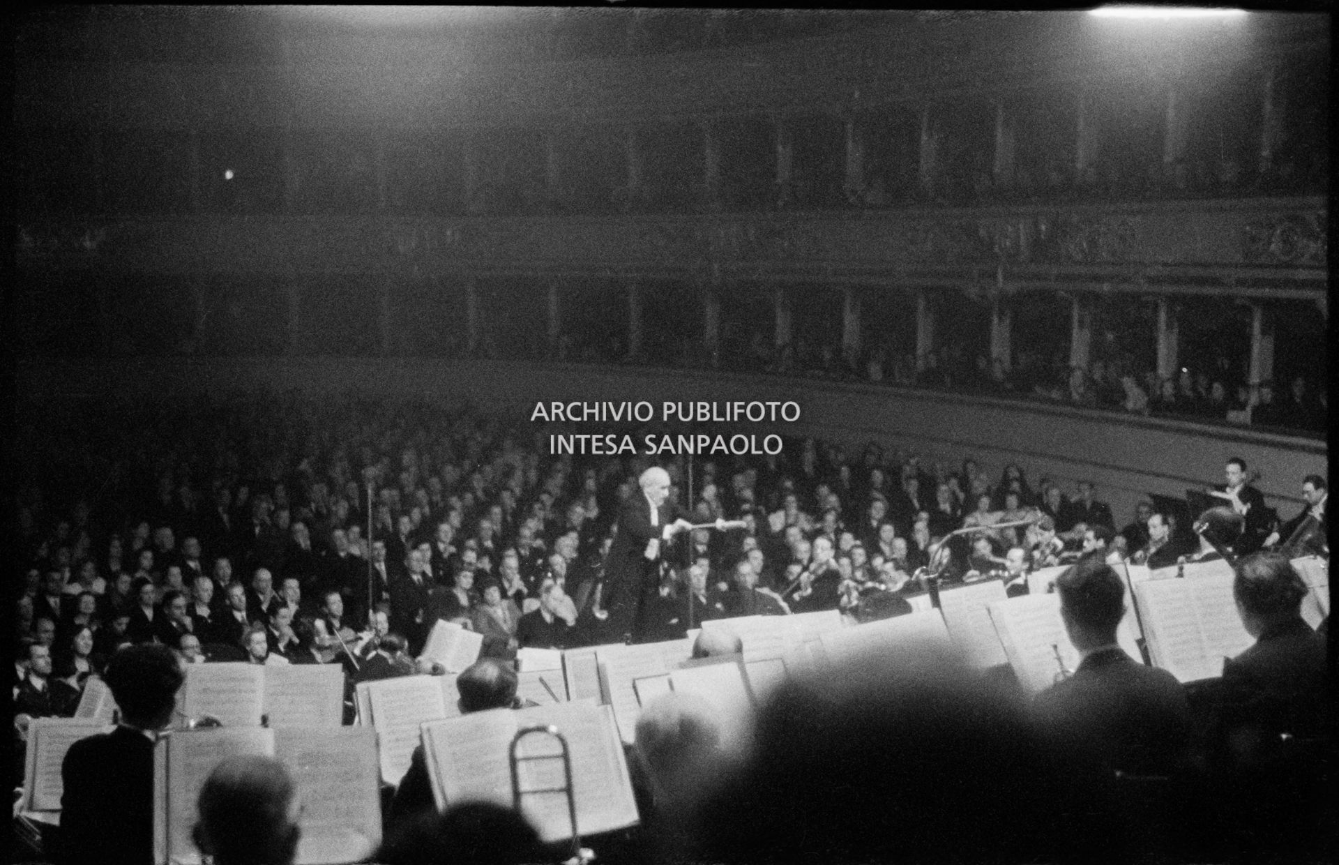 Arturo Toscanini dirige il concerto di riapertura del Teatro alla Scala ricostruito dopo la guerra