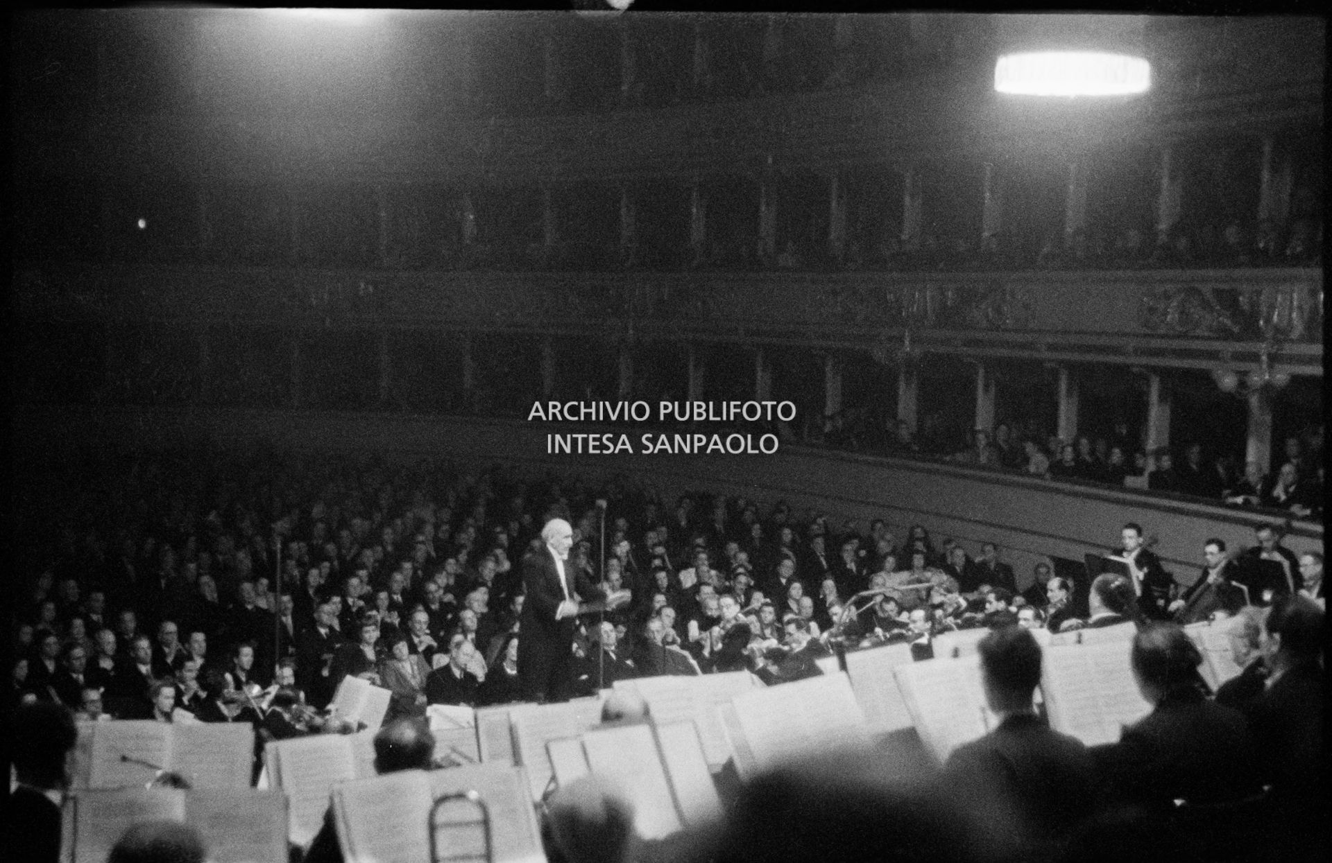 Arturo Toscanini dirige il concerto di riapertura del Teatro alla Scala ricostruito dopo la guerra