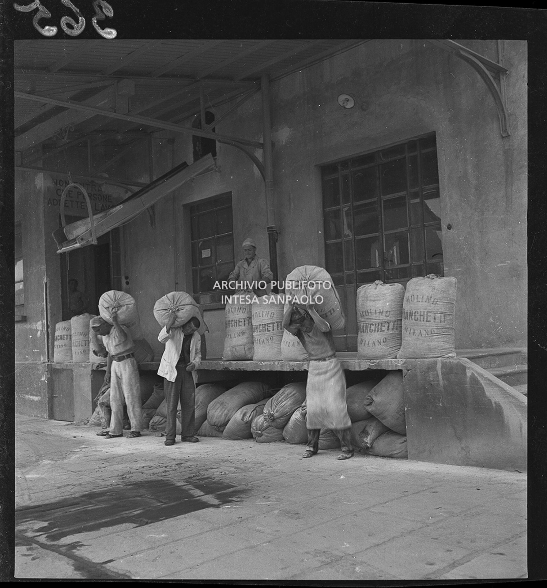 Scarico dei sacchi di farina inviati dagli Alleati in aiuto alla popolazione