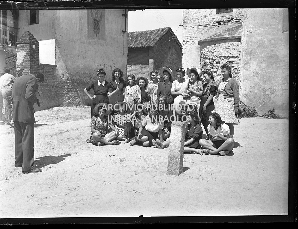 Rice-weeders posing for a group photo near Vigevano