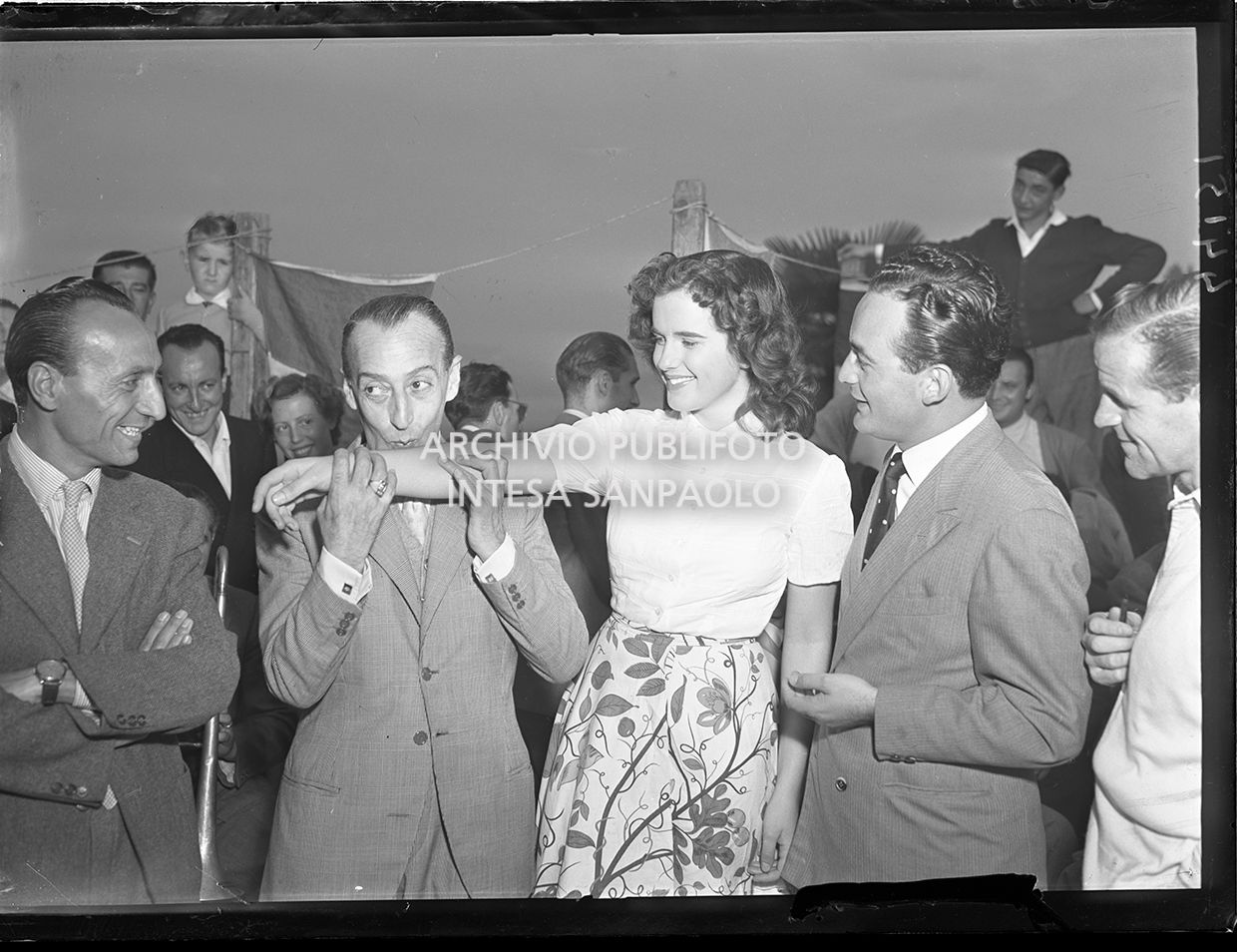 Fulvia Franco, Miss Italia 1948, between Totò and Dino De Laurentiis, in Stresa for the contest