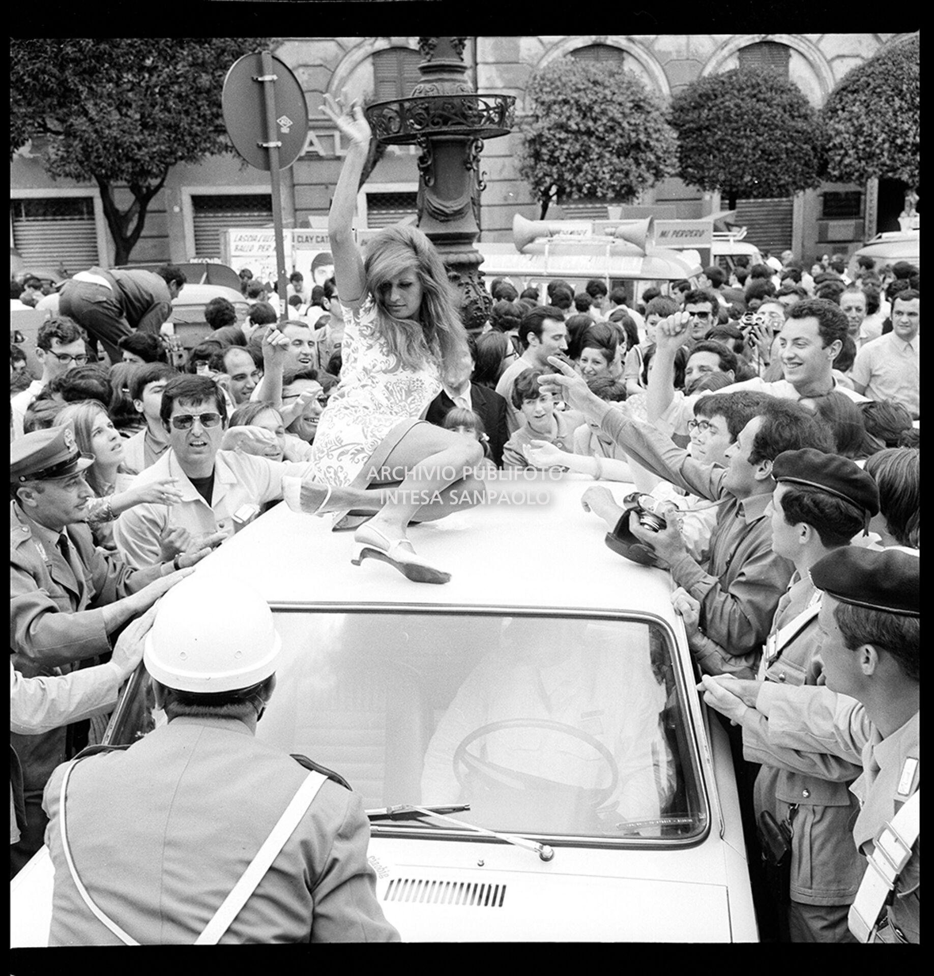 Dalida sul tetto di un'automobile circondata dai fan in una tappa del VII Cantagiro