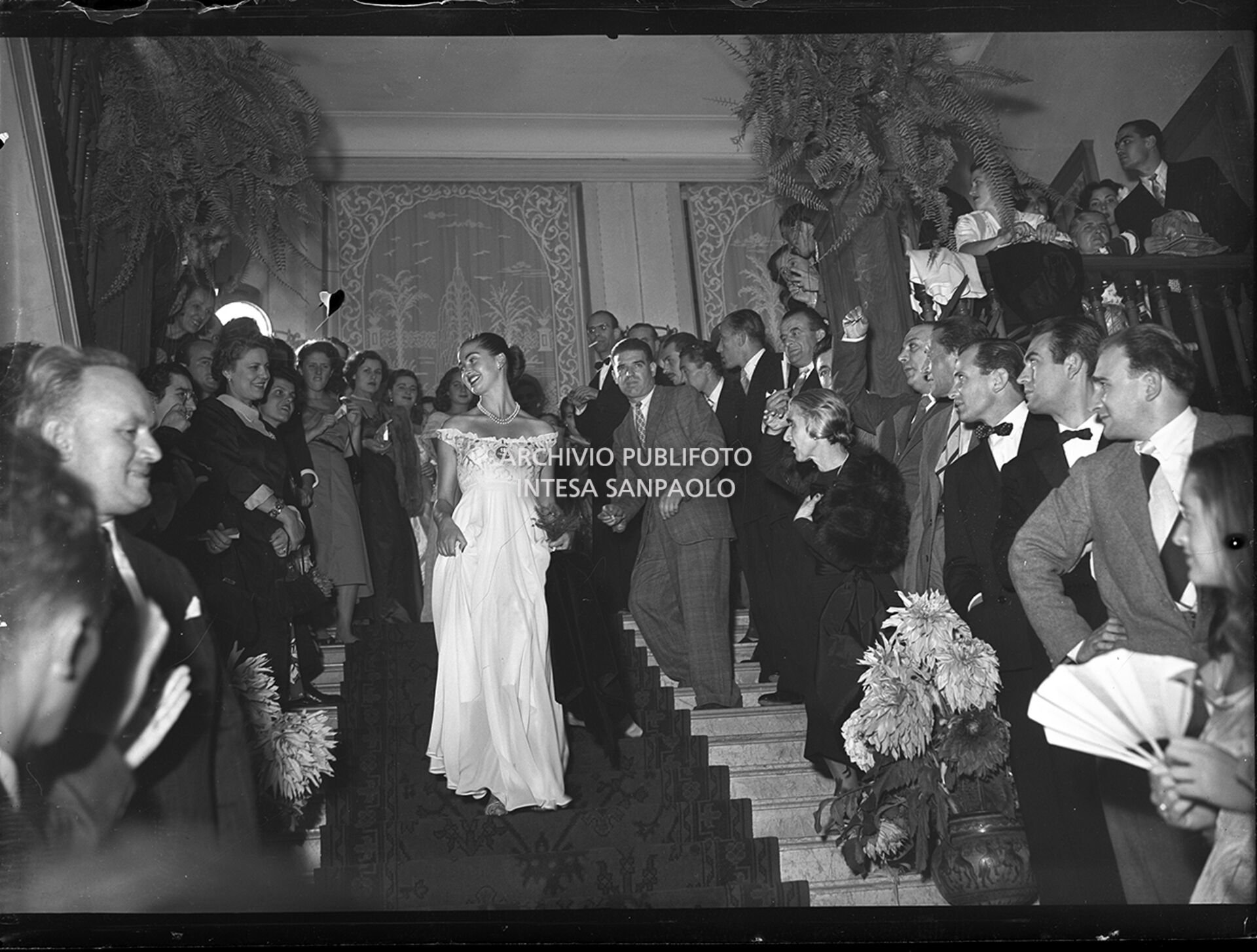 Mariella Giampieri, Miss Italia 1949, scende la scalinata tra due ali di ammiratori