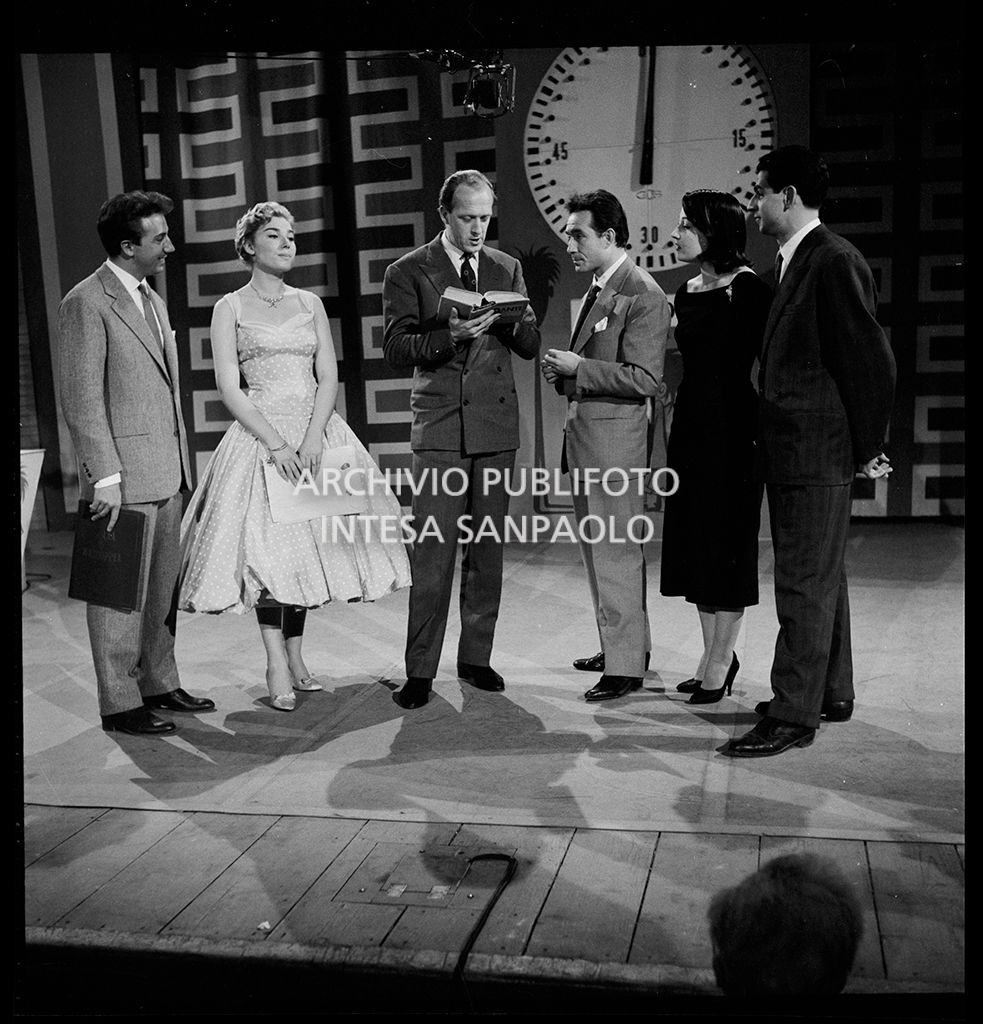 Mike Bongiorno, with Edy Campagnoli, in an episode of "Lascia o Raddoppia?" quiz show which hosted the duo Vianello-Tognazzi