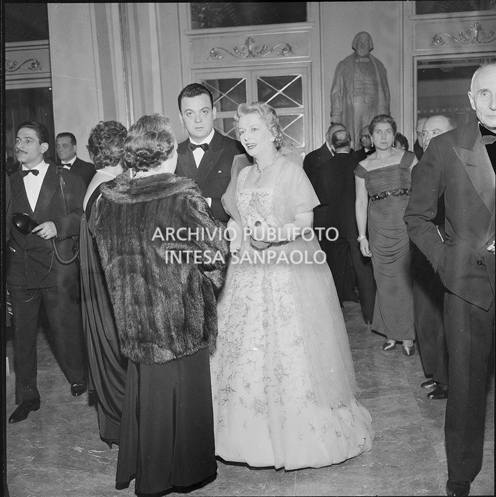 Spettatori nel foyer del Teatro alla Scala in occasione della serata inaugurale della stagione lirica 1958-1959 con l'opera "Turandot" di Giacomo Puccini, diretta da Antonino Votto, con la regia di Margherita Walmann