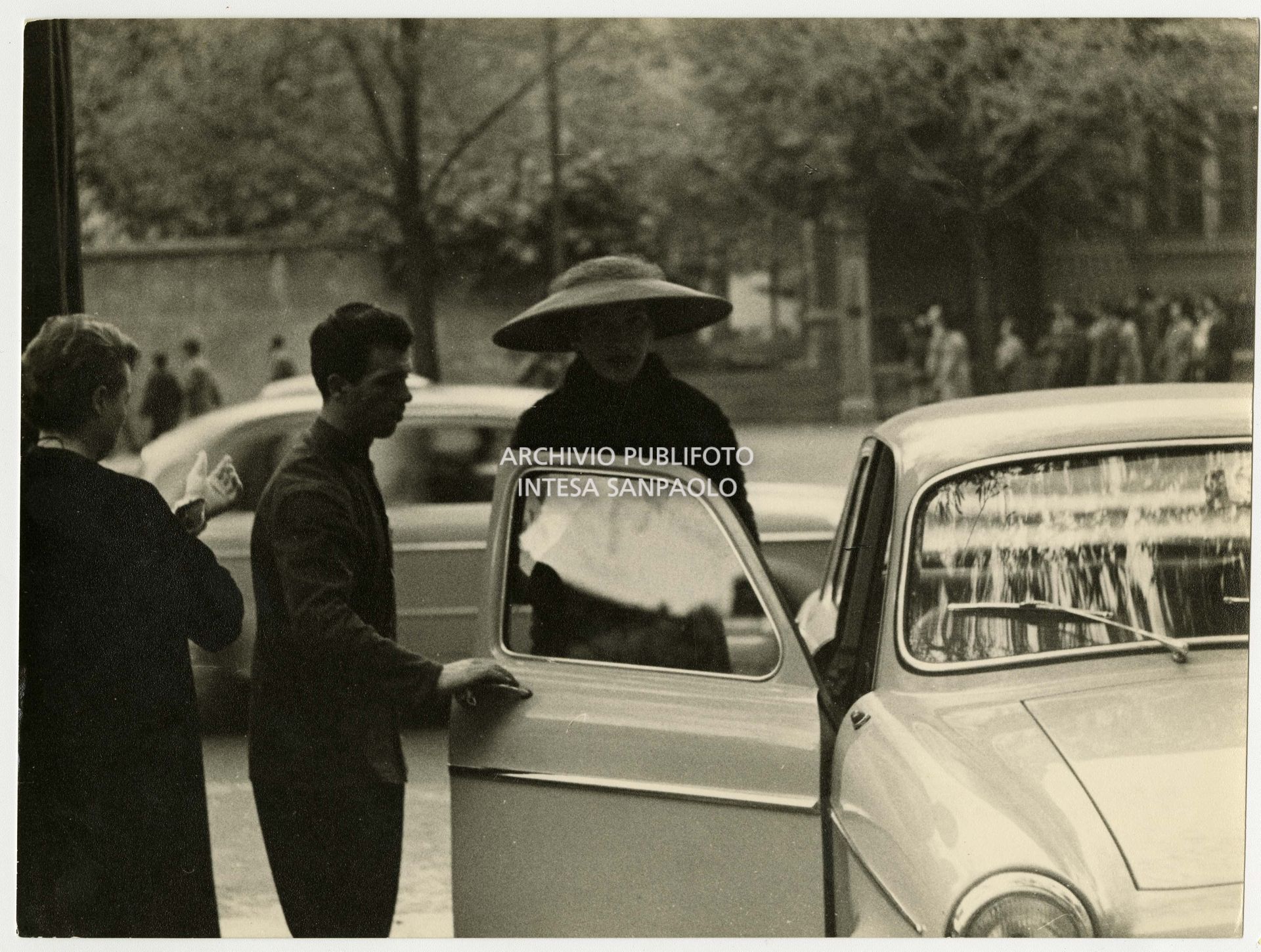 Maria Callas going to the rehearsal of Anna Bolena at La Scala