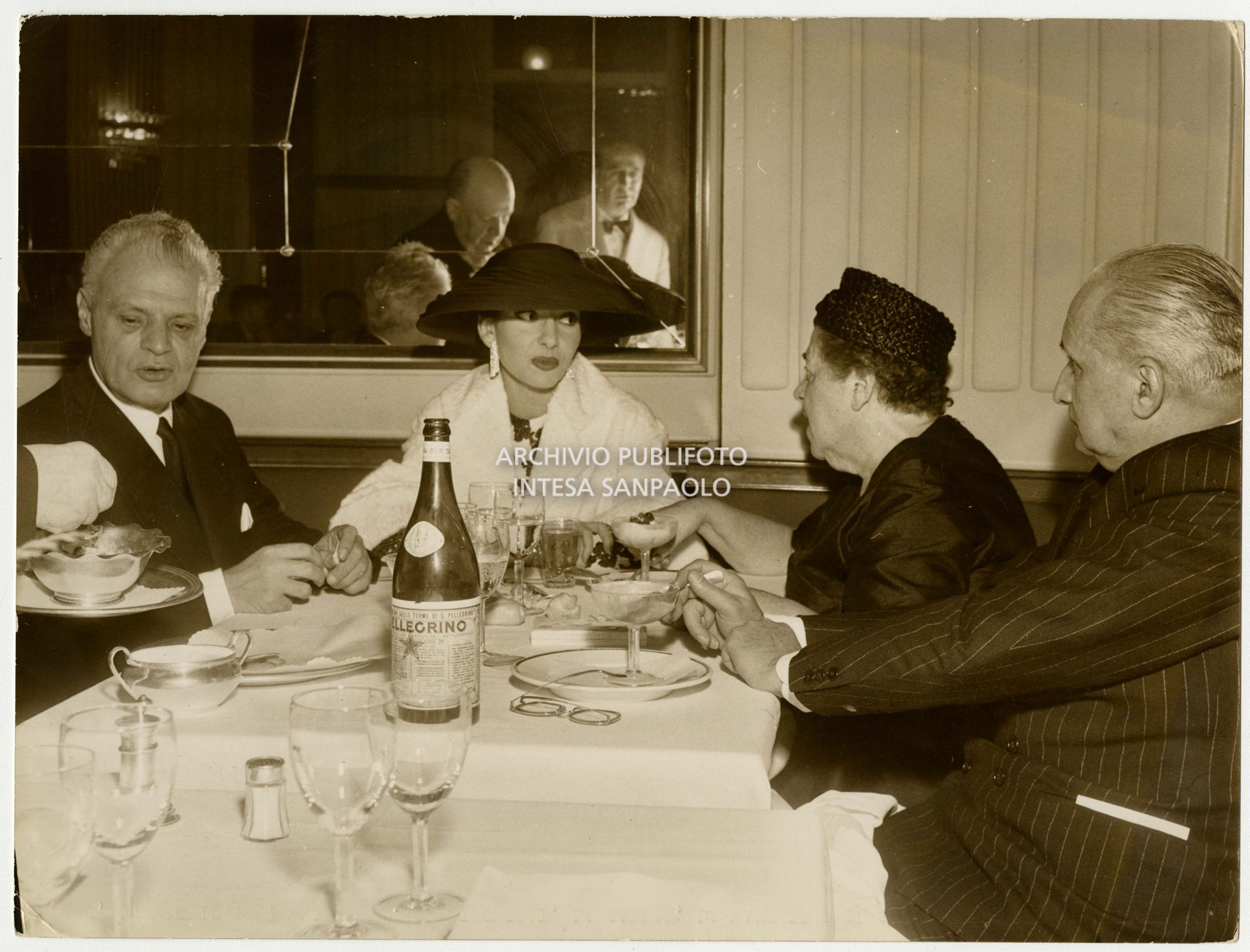 Antonio Ghiringhelli, Maria Callas, society journalist Elsa Maxwell and Giovanni Battista Meneghini at the Savini restaurant.