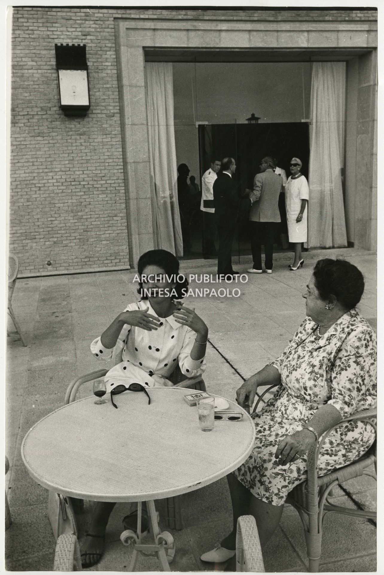 Maria Callas and Elsa Maxwell at the Hotel San Vida in Palma de Mallorca where they stopped during a Mediterranean cruise on board the yacht "Christina"