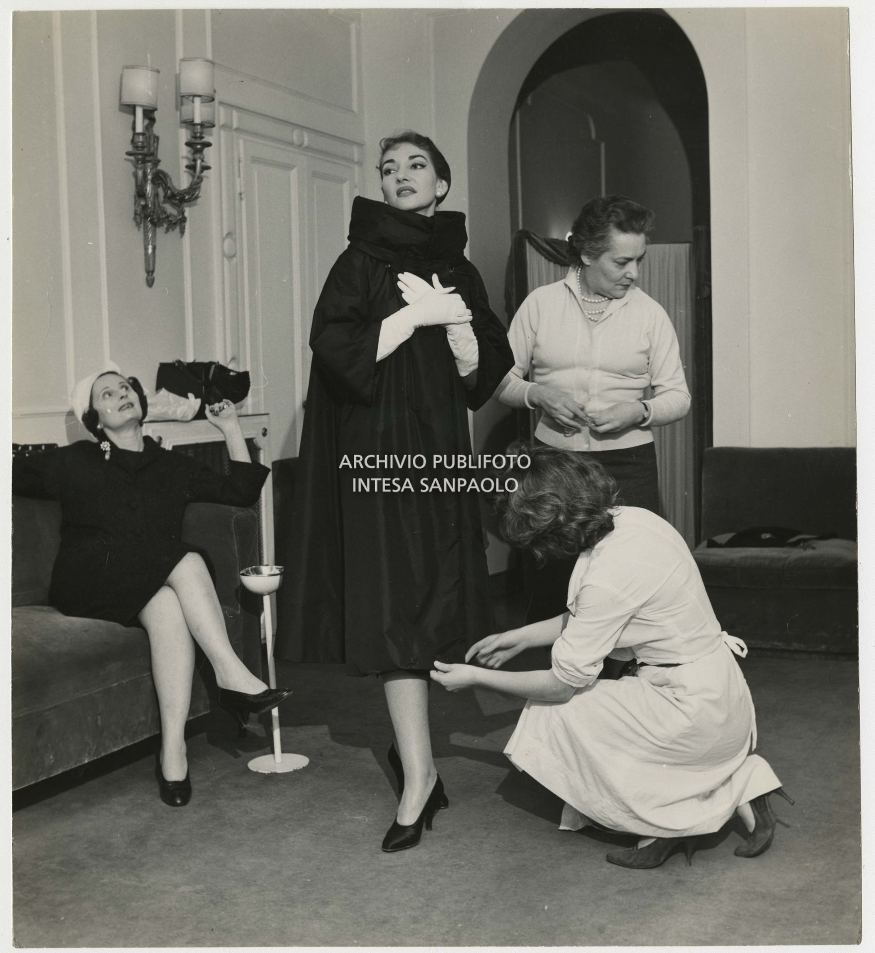 Biki Atelier: Maria Callas trying on dresses under the watchful eye of designer Elvira Leonardi (Biki)