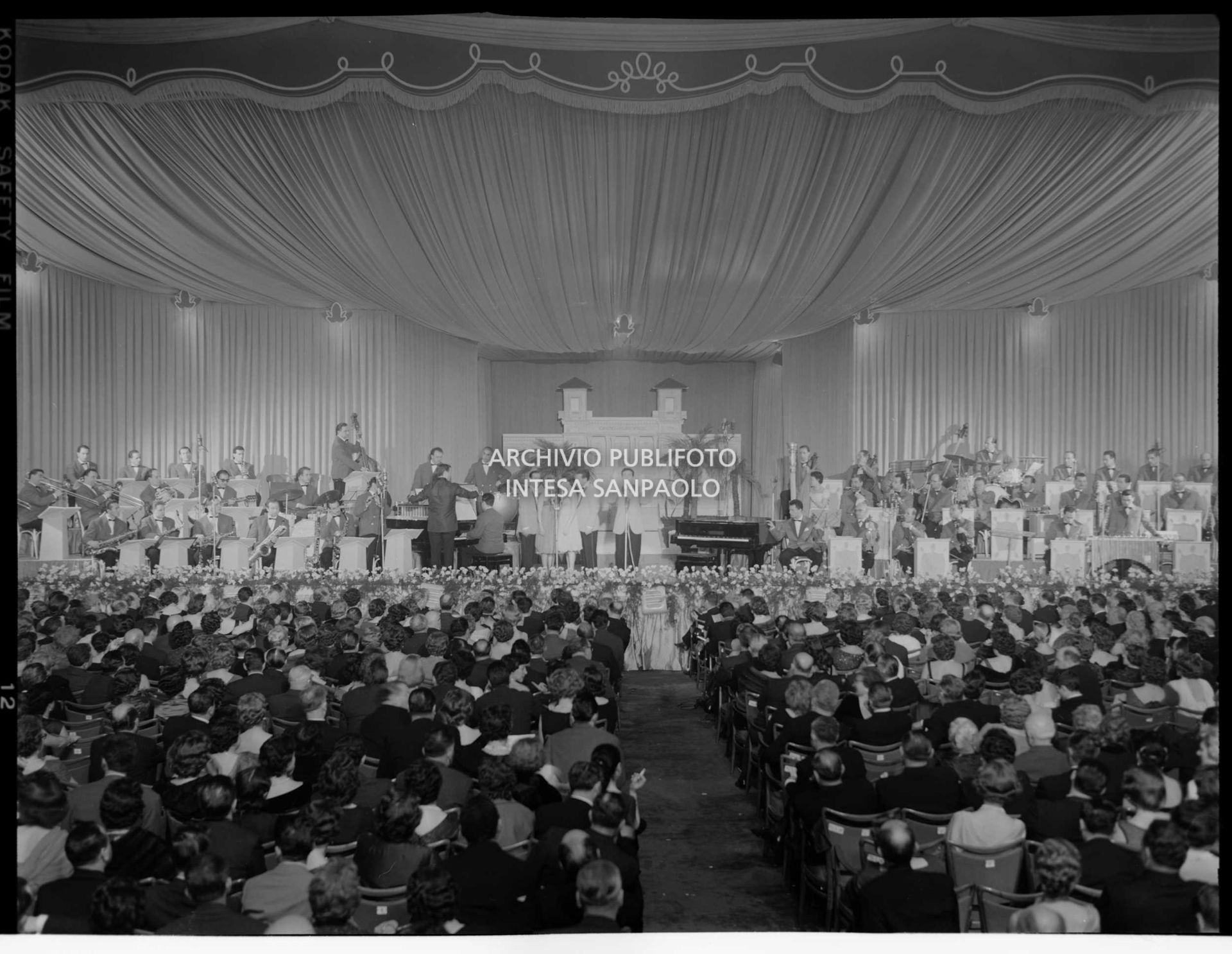 The Salone delle feste of the Casino where the 9th Sanremo Festival is taking place; the tables from the first editions have been replaced with chairs to accommodate more people