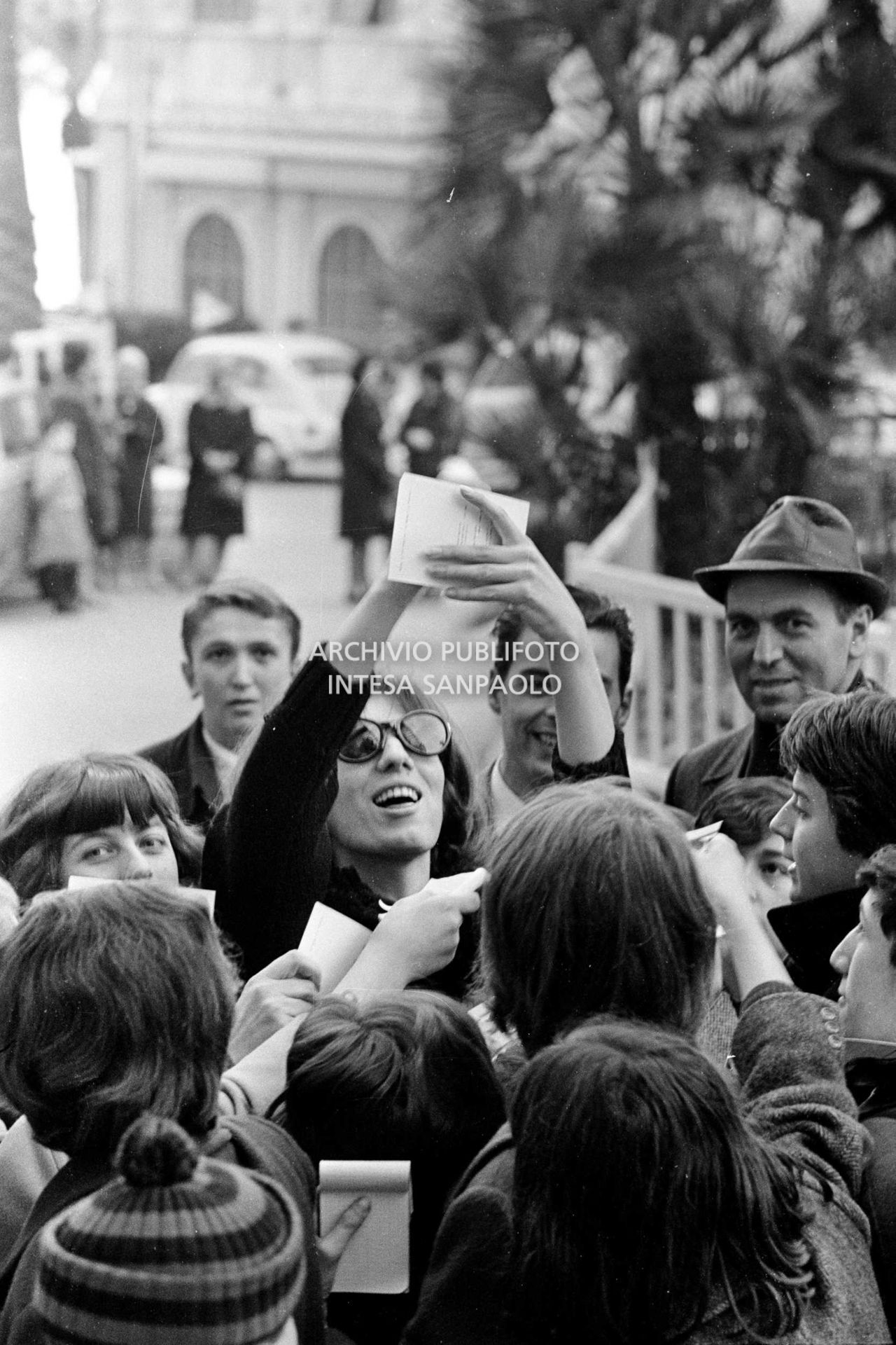 Iva Zanicchi signs autographs during the 15th Sanremo Festival