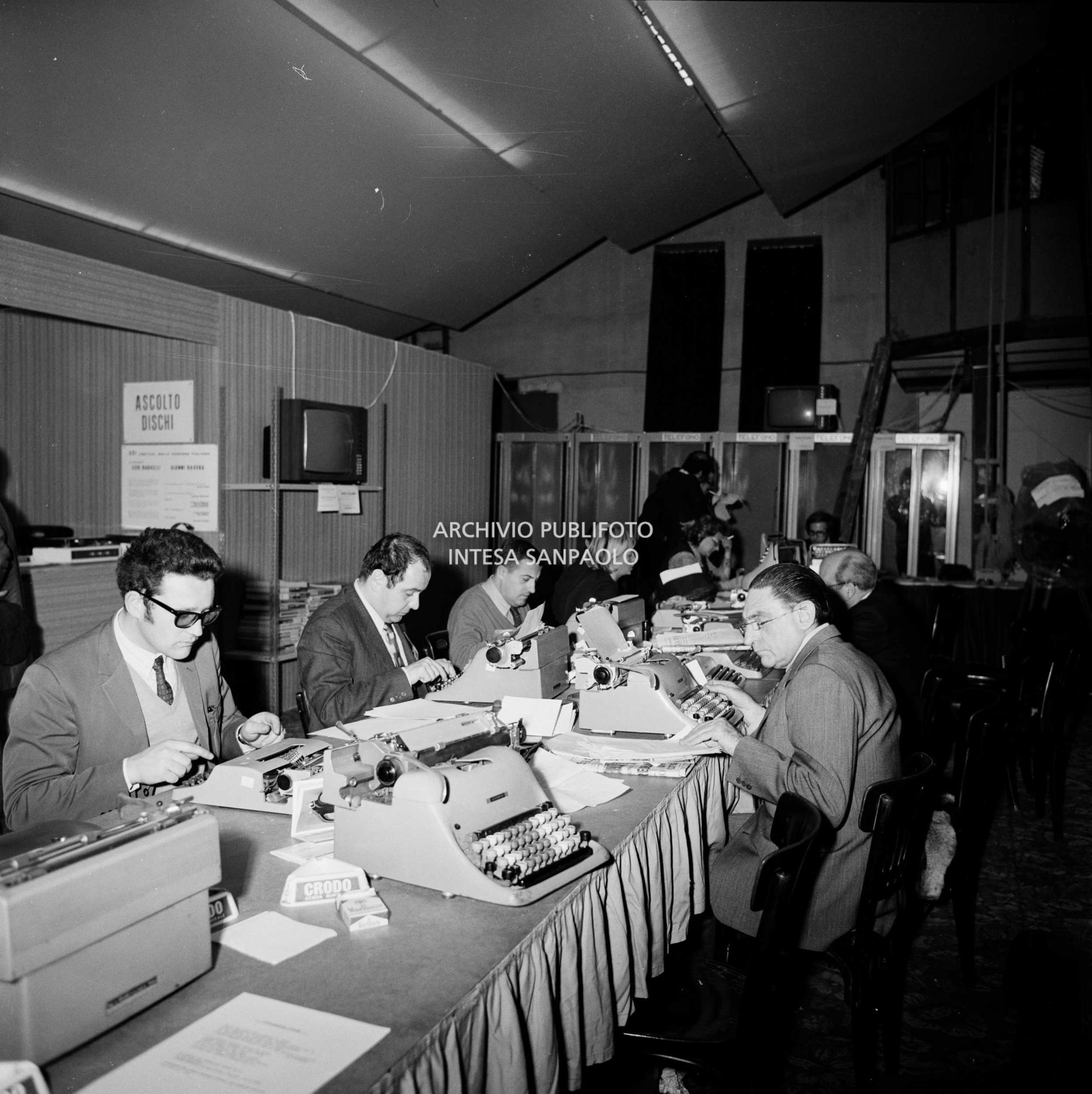 The Press room with a station for listening to songs
								and telephone booths at the 21st Sanremo Festival