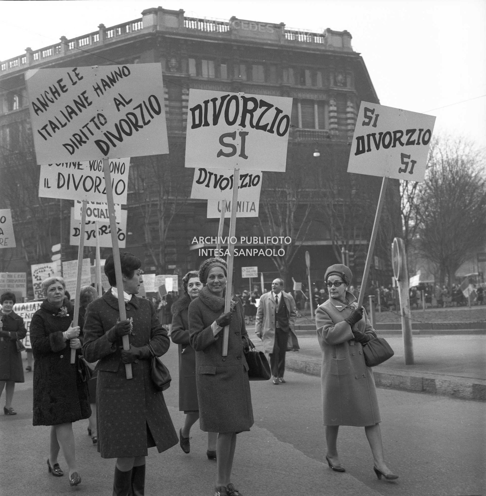 Corteo in occasione della Festa della donna: le partecipanti manifestano per l'emancipazione, il divorzio, migliori condizioni lavorative e in sostegno alle madri lavoratrici