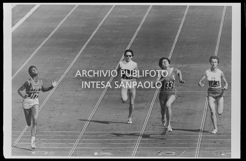 XVII Olimpiade, nota come Olimpiadi di Roma: Wilma Rudolph, Hannelore Raepke, Catherine Capdevielle, Halina Górecka corrono una batteria dei 100 metri piani femminili