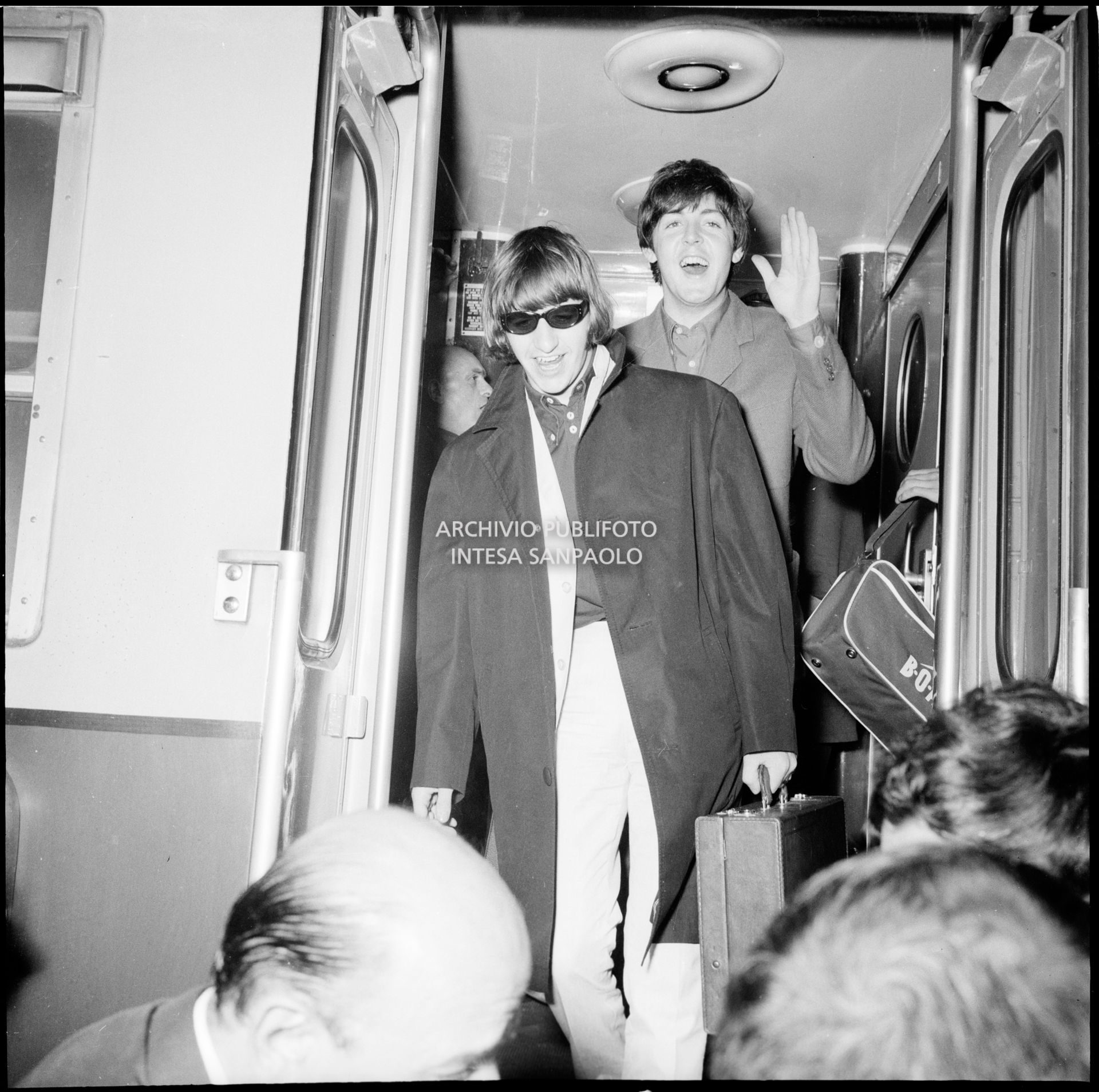 Ringo Starr e Paul McCartney scendono dal treno alla Stazione Centrale di Milano