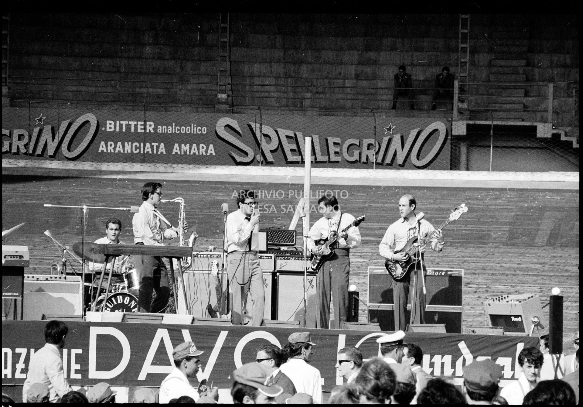 Peppino di Capri apre il concerto pomeridiano dei Beatles al Vigorelli di Milano