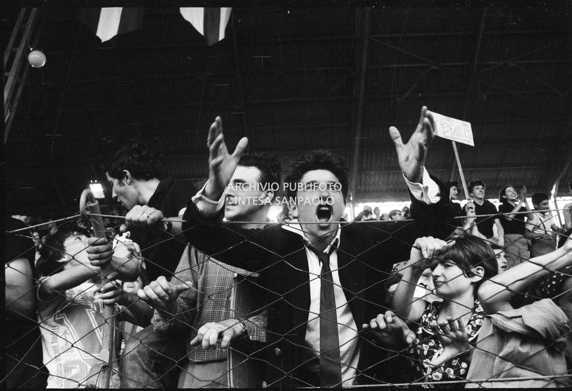 Fan scatenati sugli spalti al concerto pomeridiano dei Beatles al Vigorelli di Milano