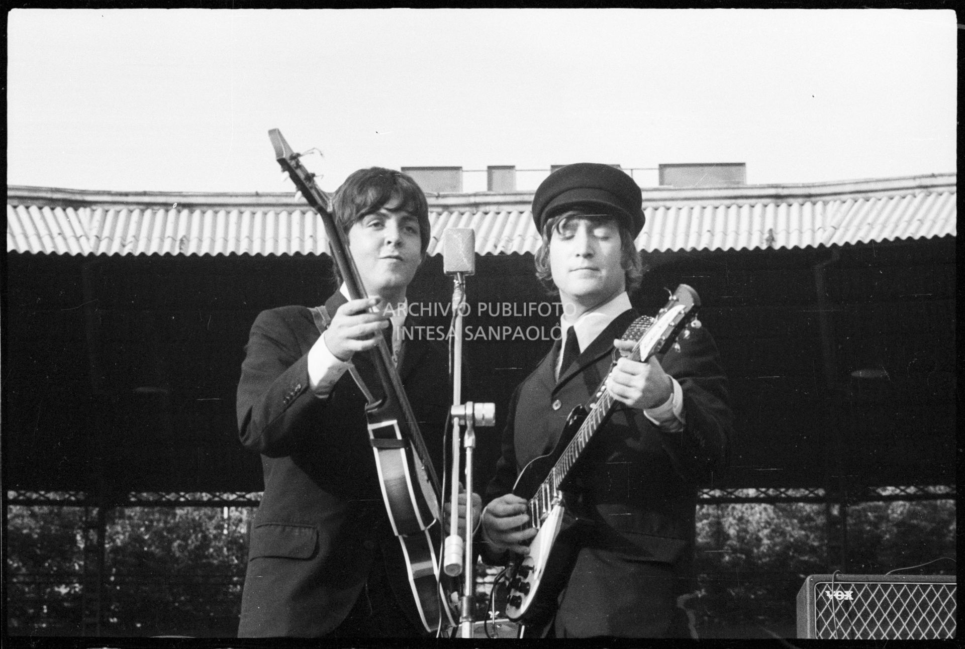I Beatles in concerto al Vigorelli di Milano: Paul McCartney e John Lennon sul palco nel pomeriggio