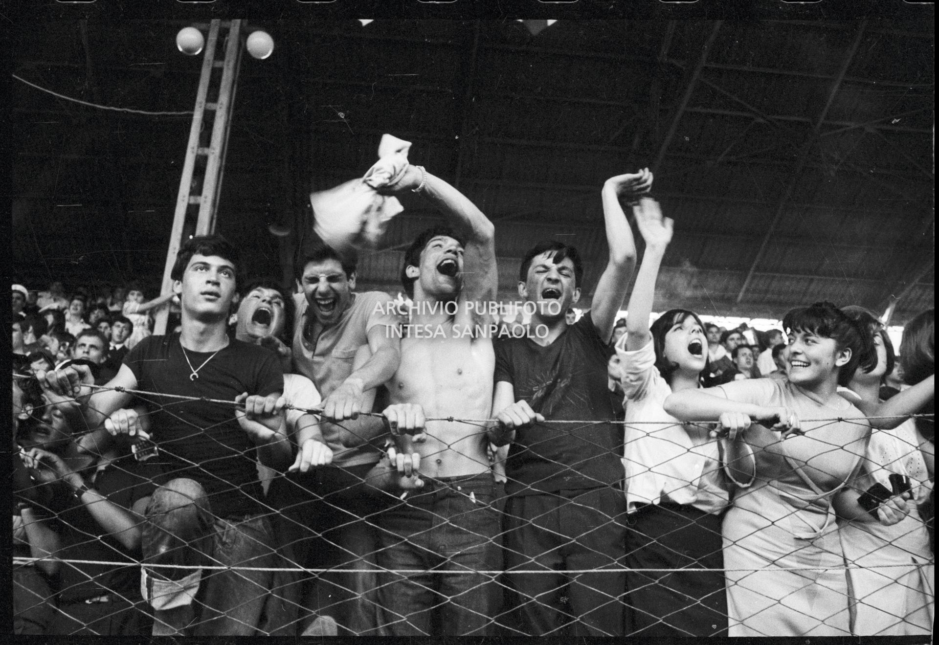 Fan scatenati sugli spalti al concerto pomeridiano dei Beatles al Vigorelli di Milano