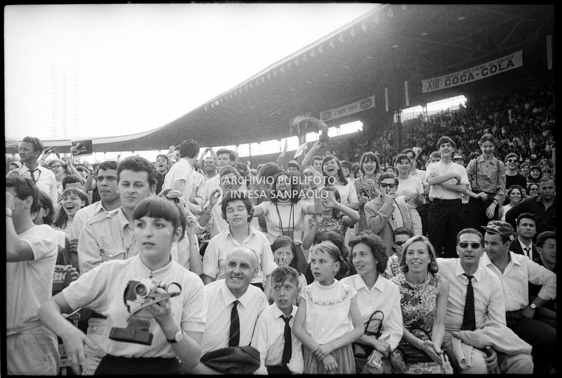 Pubblico al concerto pomeridiano dei Beatles al Vigorelli di Milano