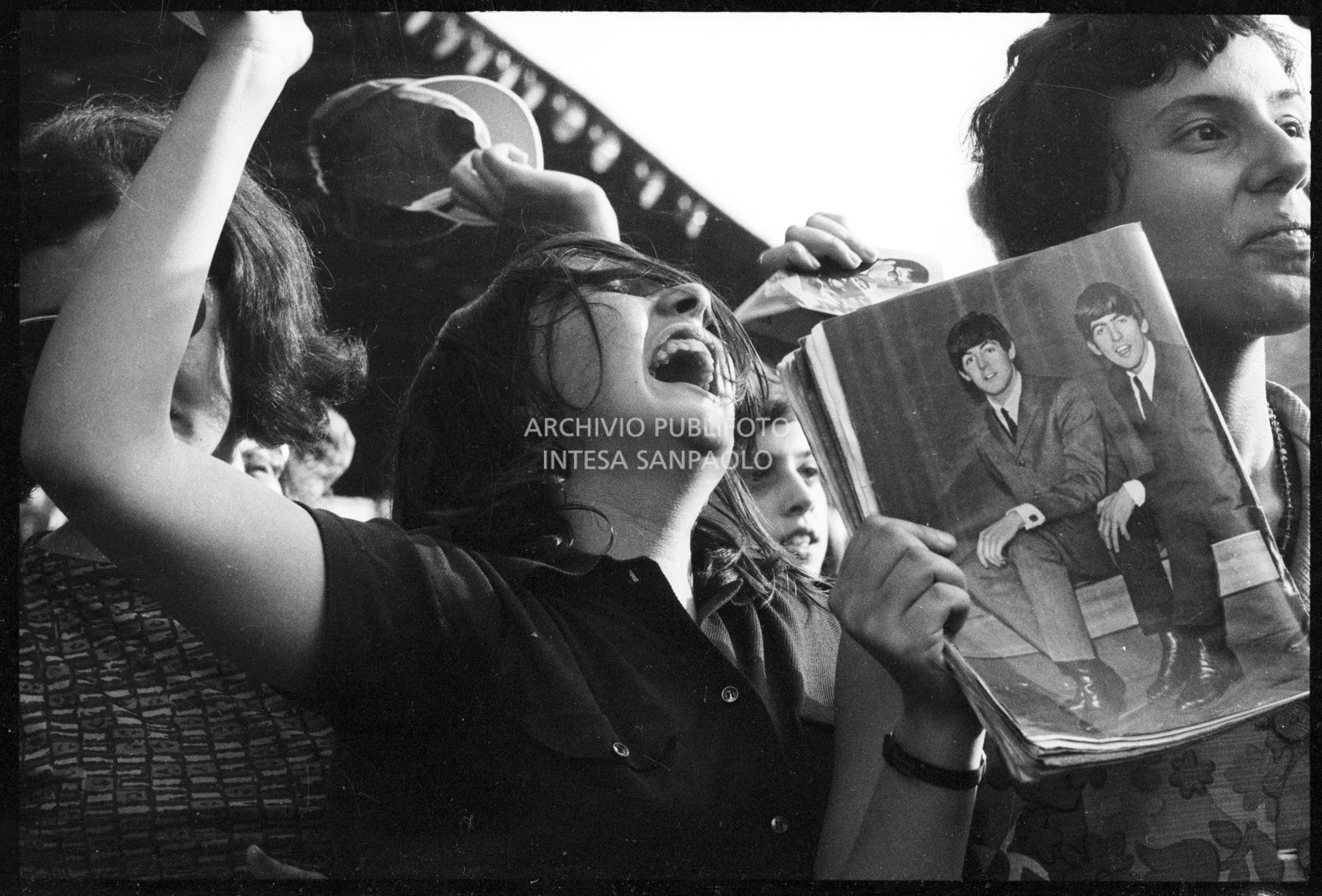Una ragazza in delirio al concerto pomeridiano dei Beatles al Vigorelli di Milano