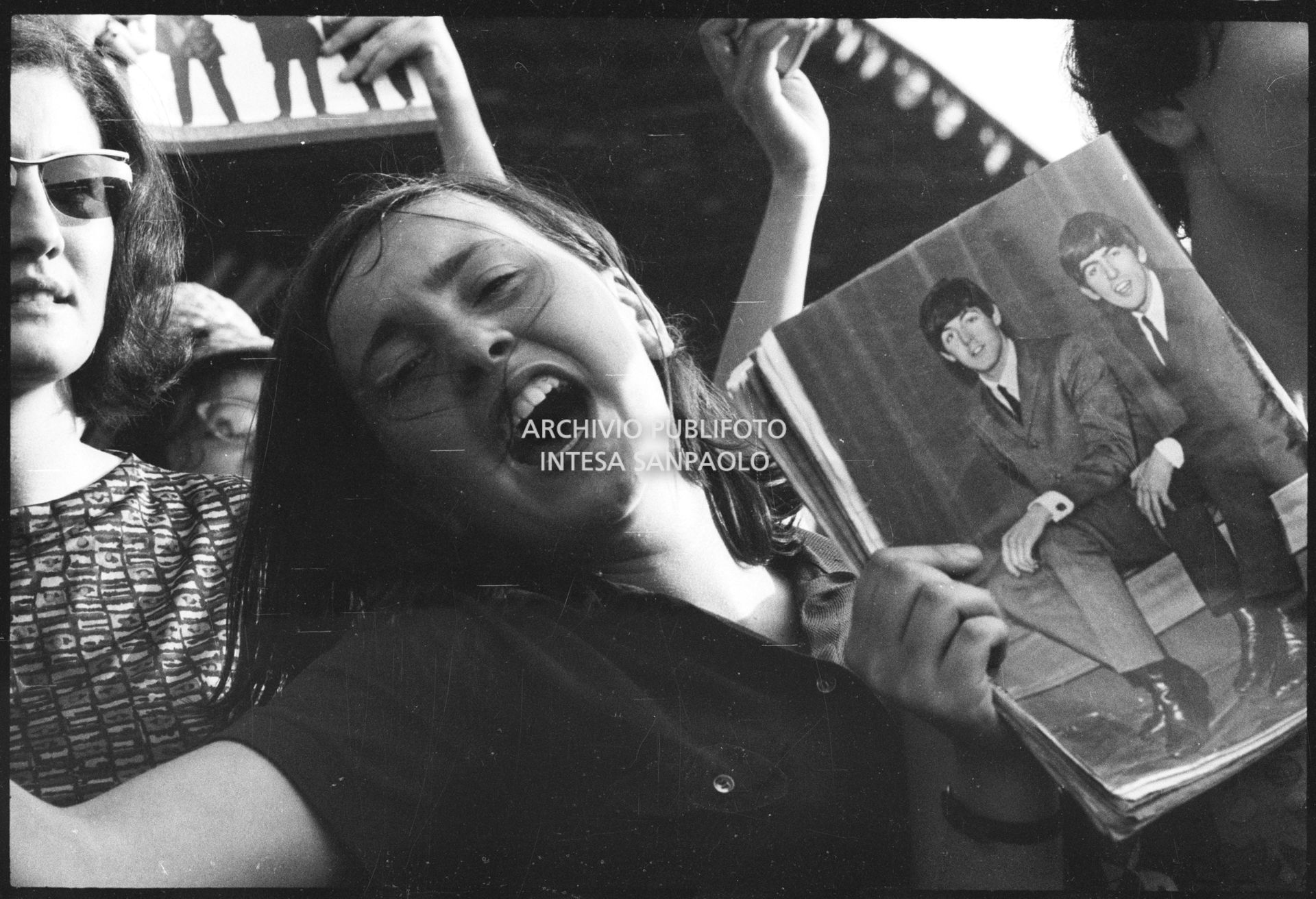 Una ragazza in delirio al concerto pomeridiano dei Beatles al Vigorelli di Milano