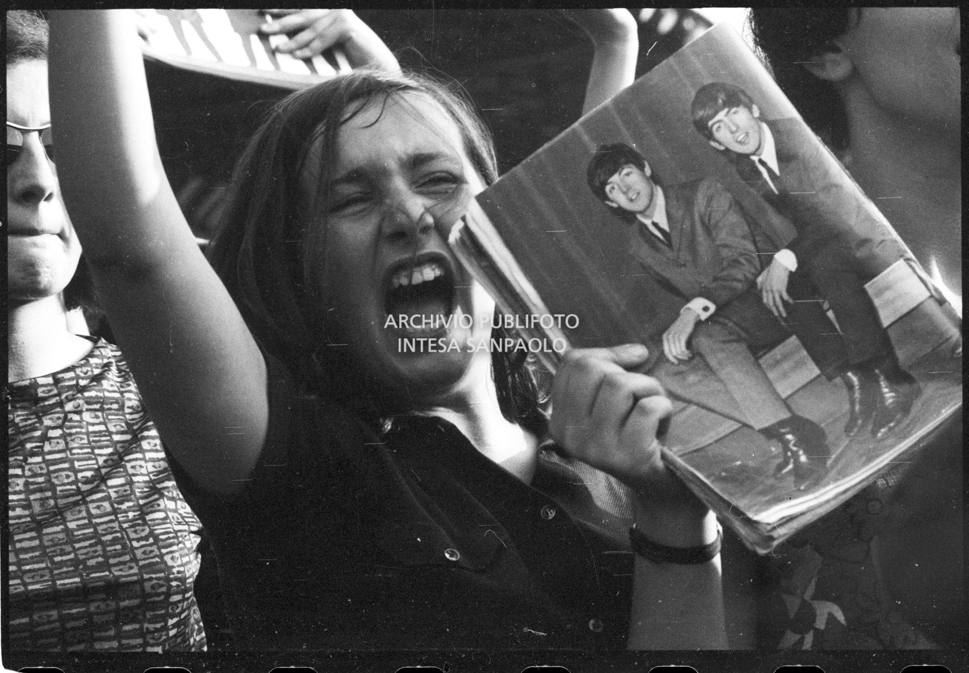 Una ragazza in delirio al concerto pomeridiano dei Beatles al Vigorelli di Milano