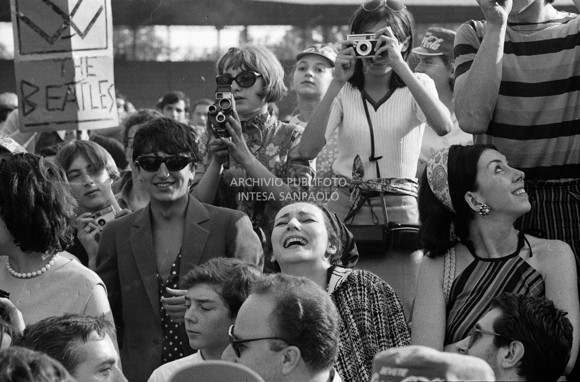 Valentina Cortese con il figlio Jackie Basehart (alla sua destra) tra il pubblico al concerto pomeridiano dei Beatles al Vigorelli di Milano