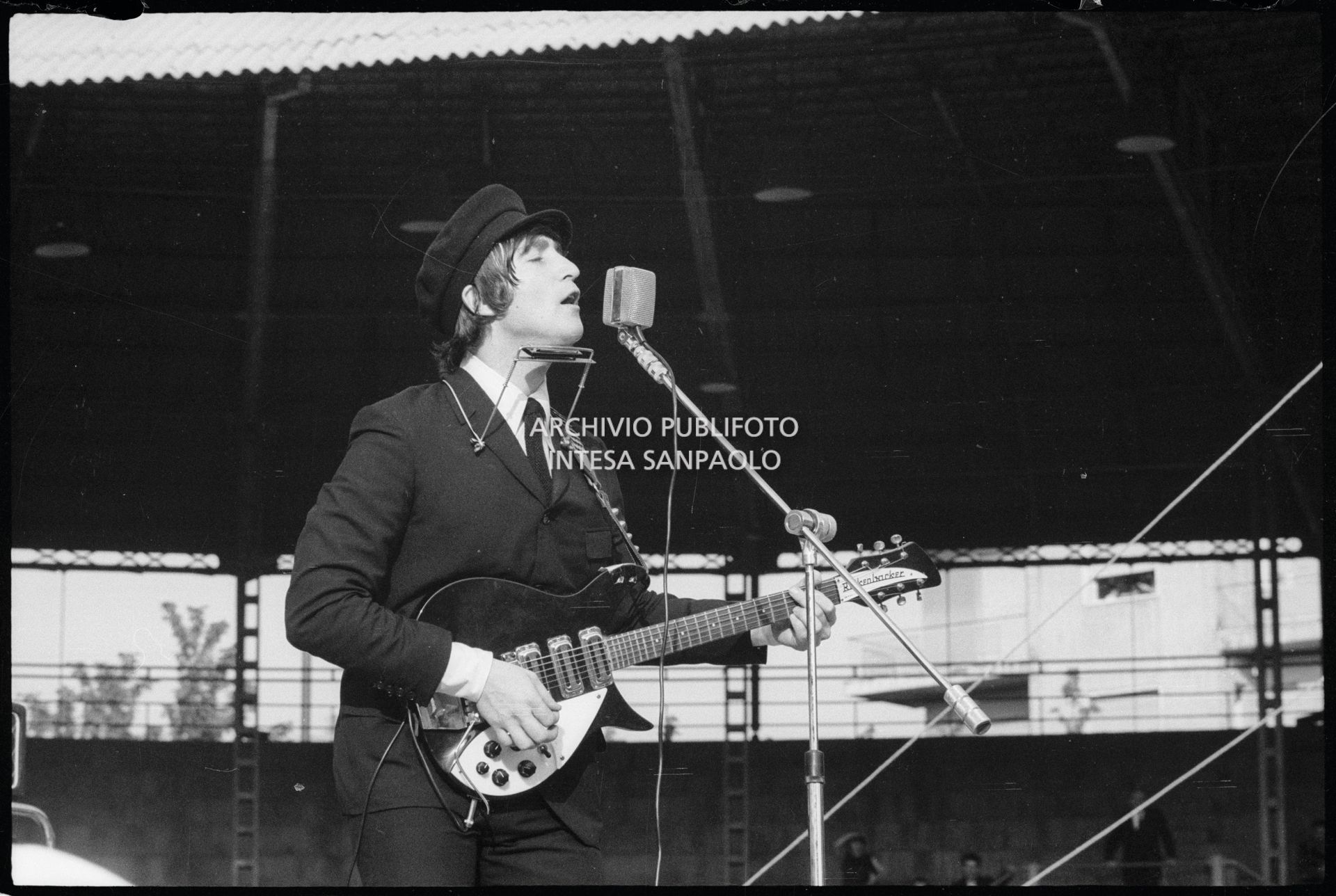 I Beatles in concerto al Vigorelli di Milano: John Lennon