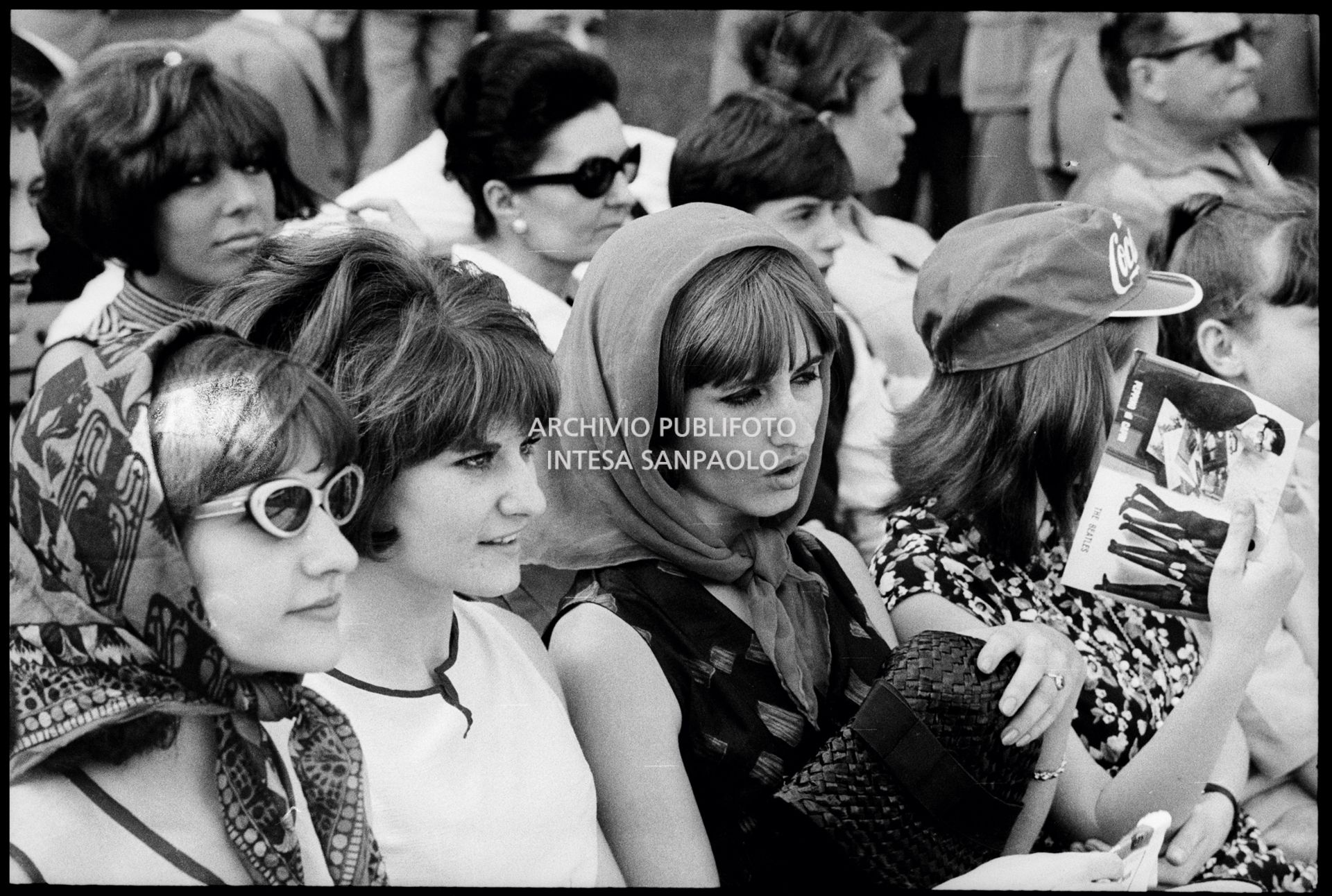 Primo piano del pubblico al concerto pomeridiano dei Beatles al Vigorelli di Milano