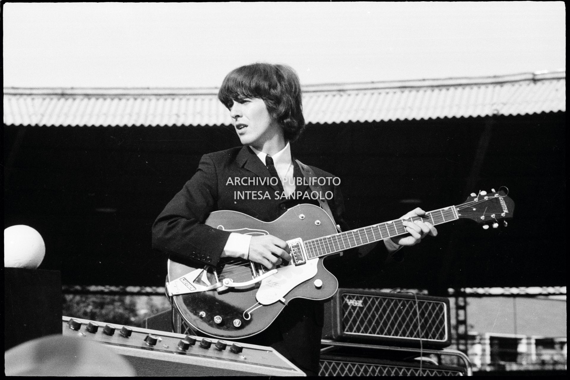 Concerto pomeridiano dei Beatles al Vigorelli di Milano: George Harrison  con la chitarra