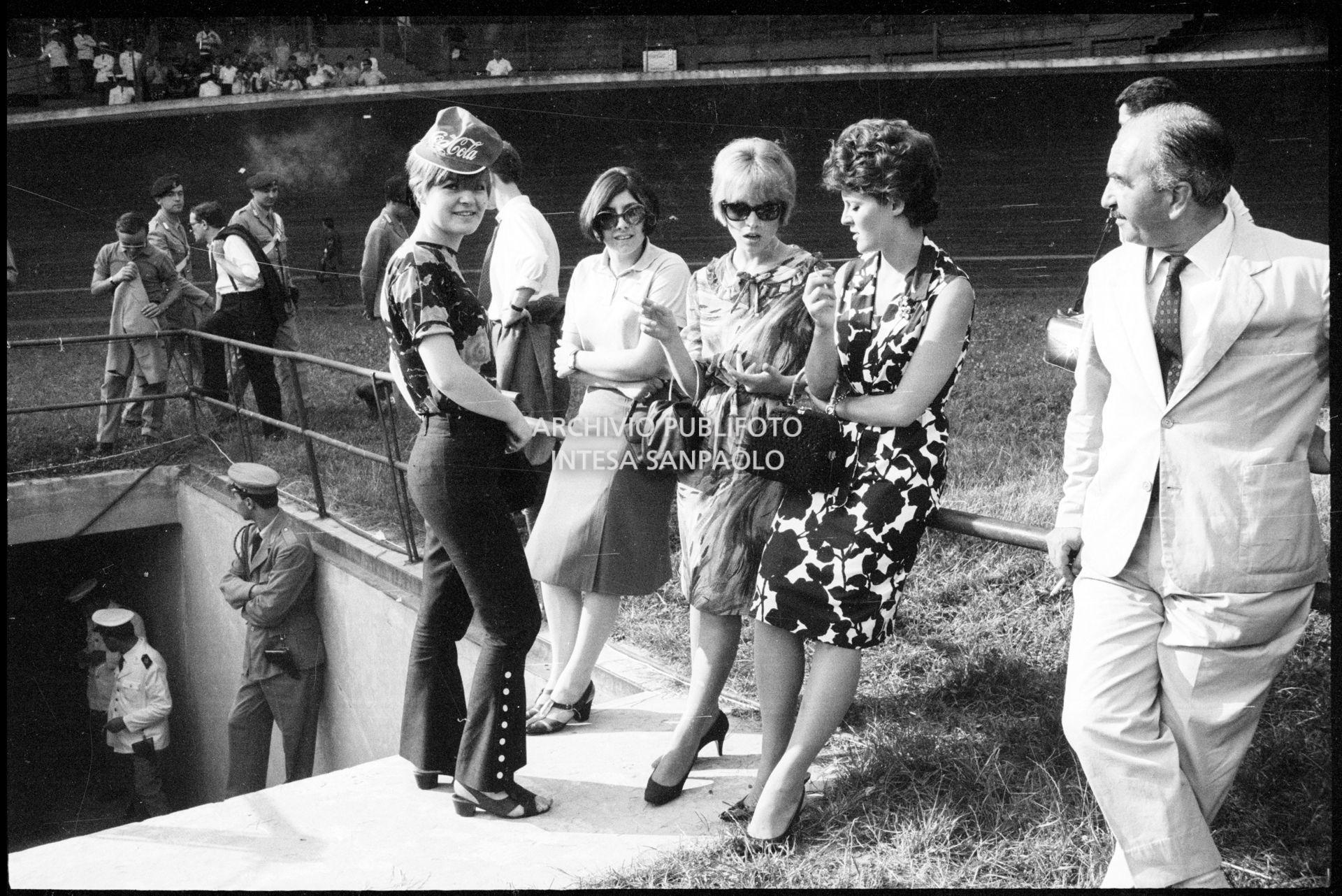Ragazze nel backstage al concerto pomeridiano dei Beatles al Vigorelli di Milano