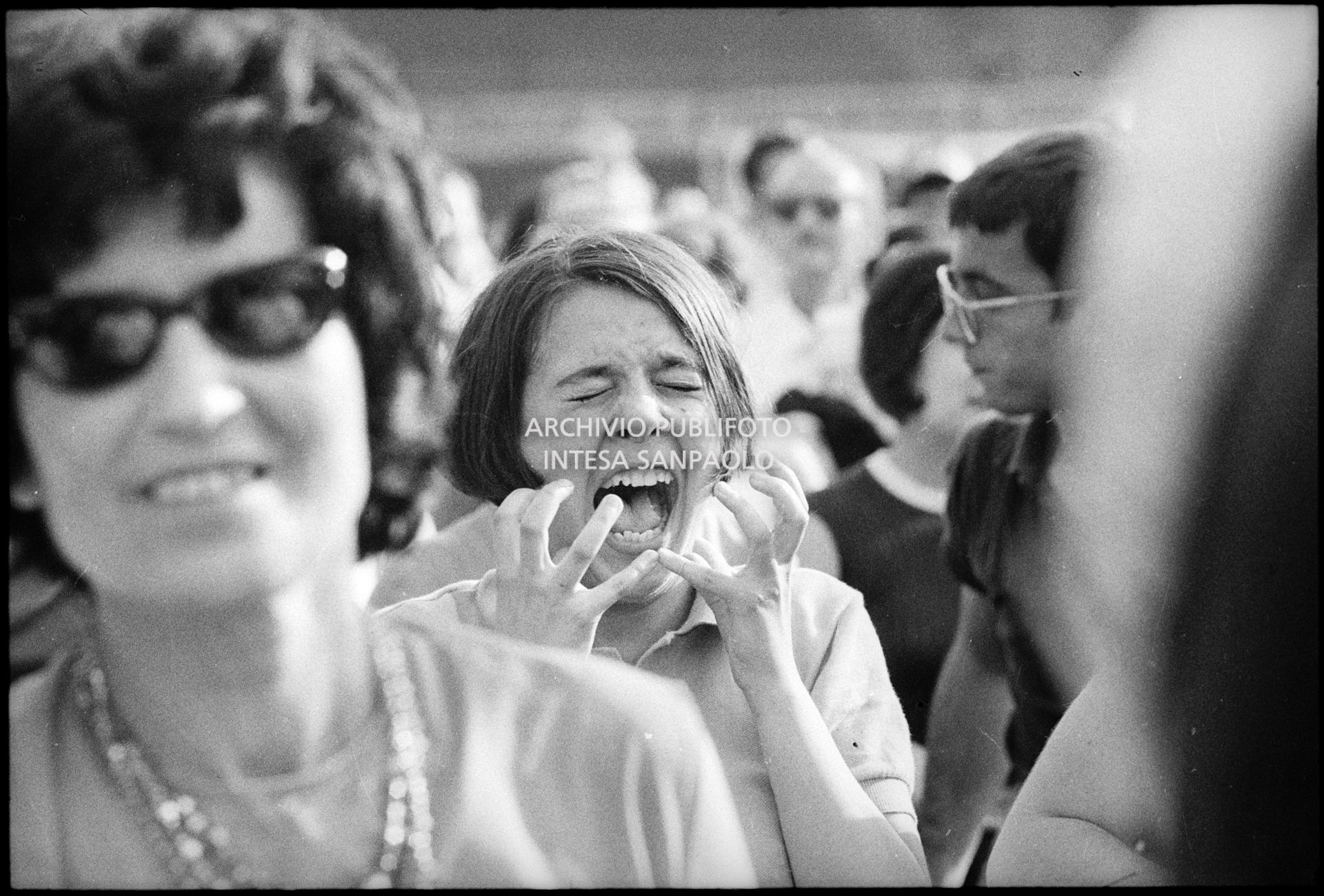 Una ragazza in delirio al concerto pomeridiano dei Beatles al Vigorelli di Milano