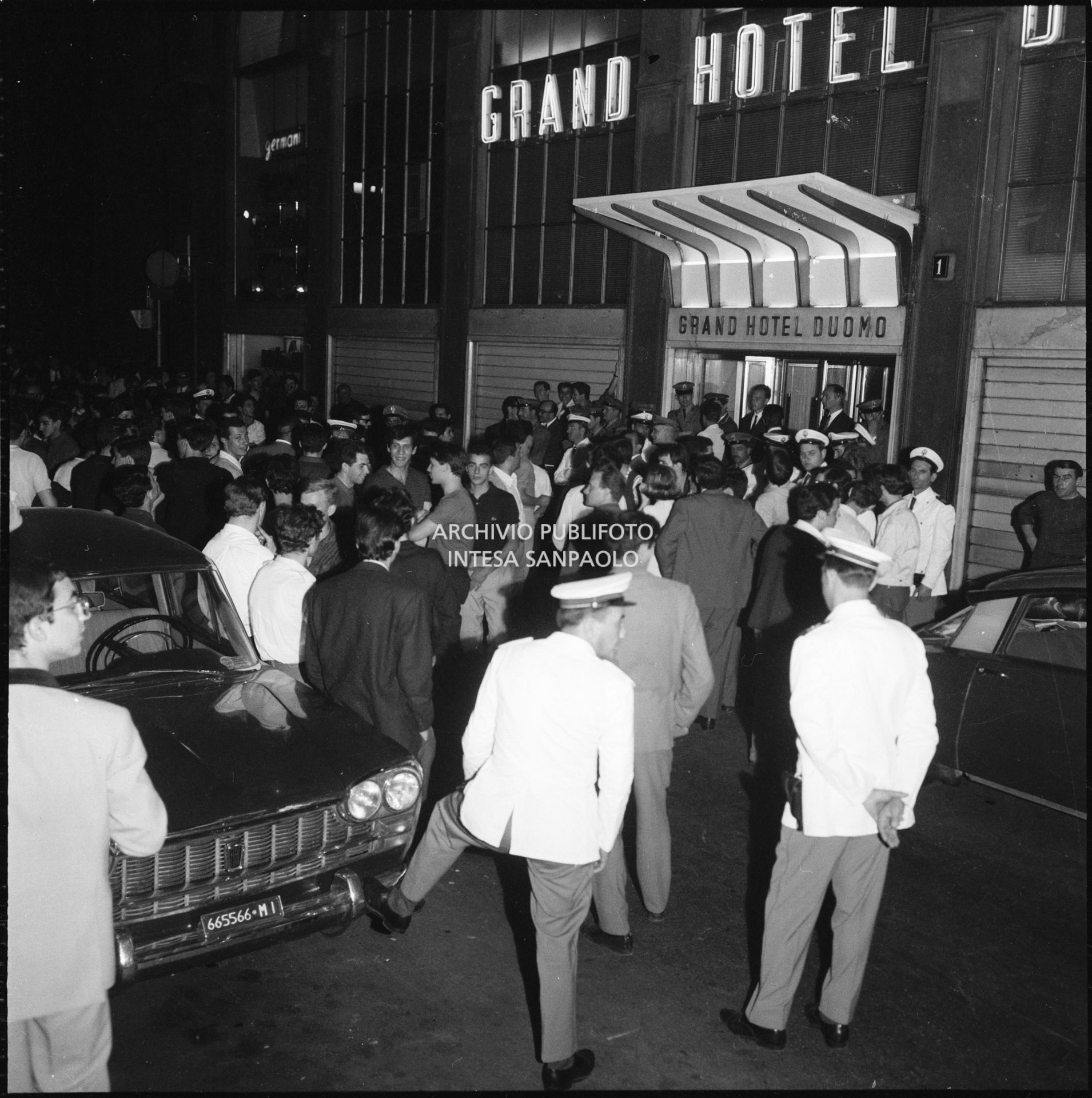 Fan dei Beatles presidiano il Grand Hotel Duomo a Milano dove il gruppo inglese è ospitato