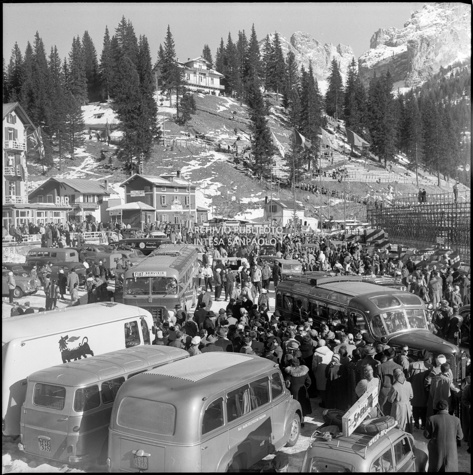 Crowd of people and vehicles at Lake Misurina